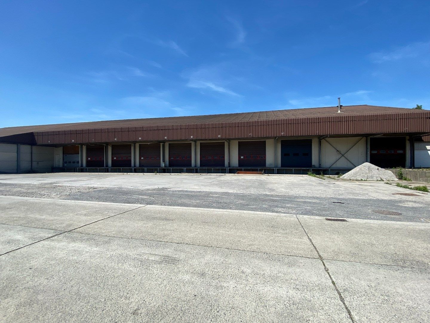 RUIM BETONPLEIN VAN 736 m² | IDEAAL VOOR VRACHTWAGENS OF LOGISTIEKE ACTIVITEITEN foto 3