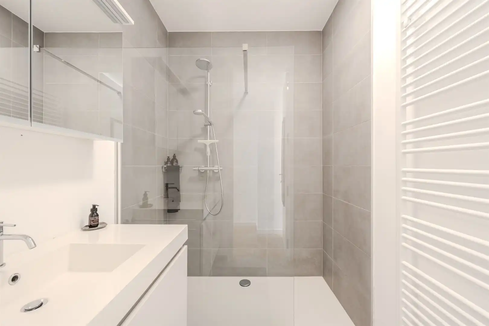Prachtig gelegen gelijkvloers appartement met 2 slaapkamers foto 9