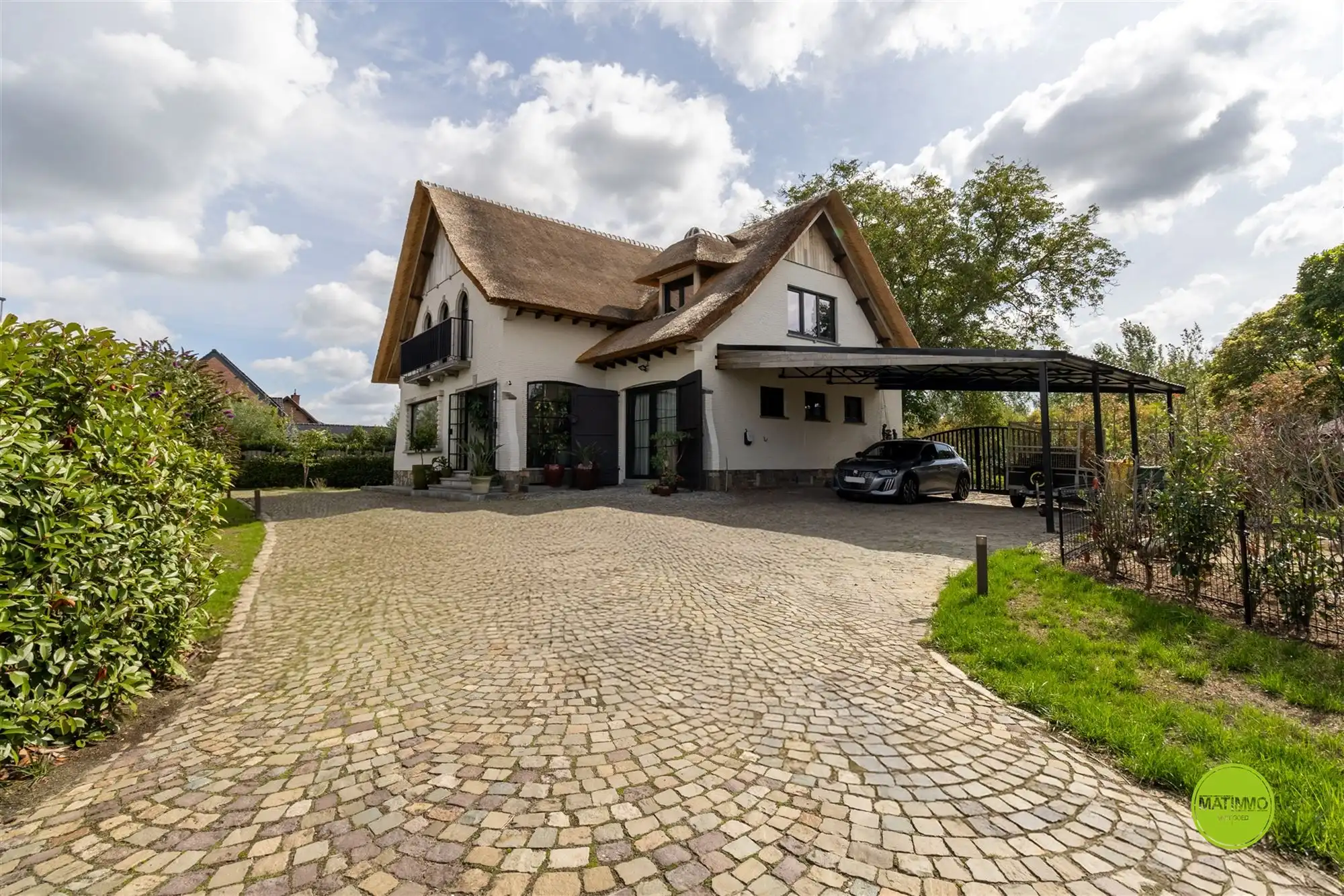 Luxueus gerenoveerde woning met groot stuk grond  foto {{pictureIndex}}