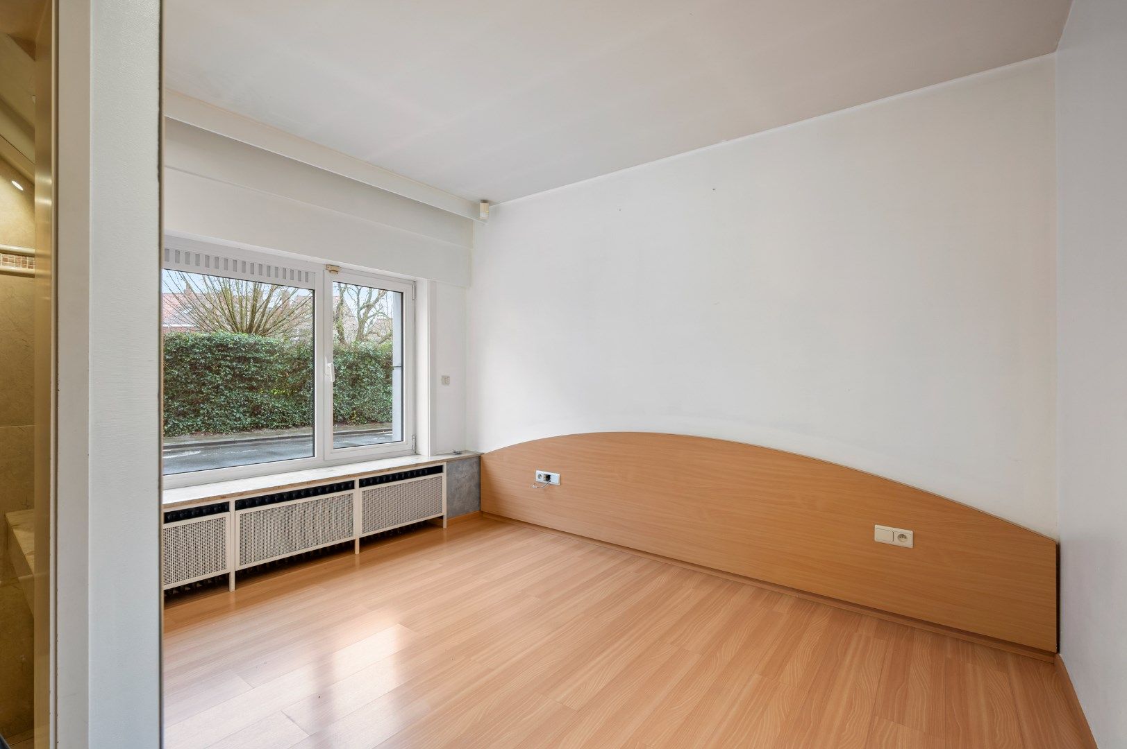 GEBOUW OP 2588M² MET 447M² BEW. OPP., 5 SLPKS, 3 BADKAMERS EN 3 GARAGES AAN DE LEIE foto 20
