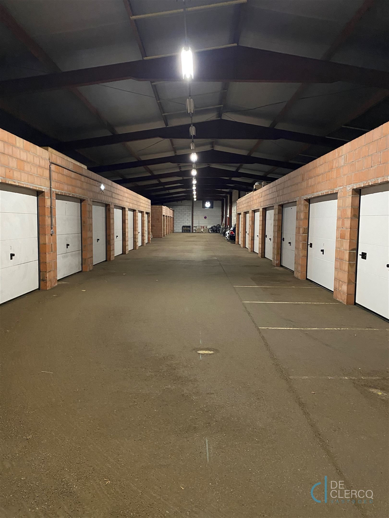 Bovengrondse, afsluitbare garage te koop centrum Lochristi!  foto 2