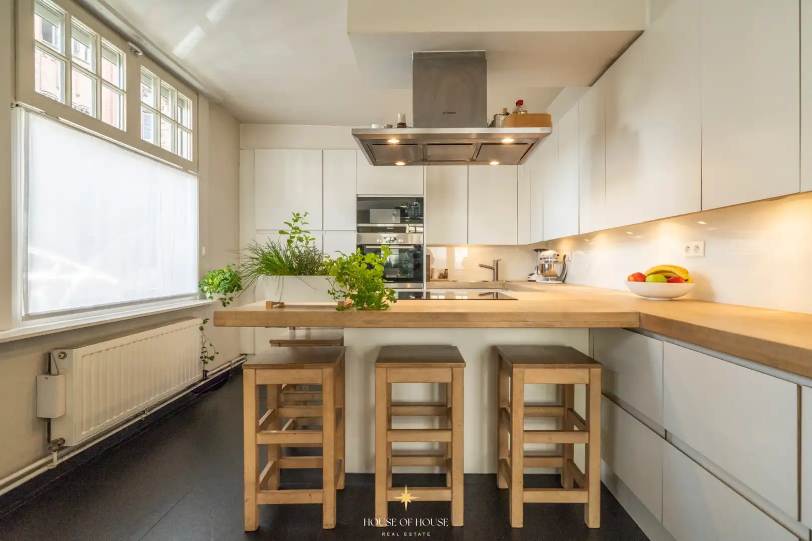 Charmante hoekwoning met praktijkruimte & dakterras in het hart van Brugge. foto 9