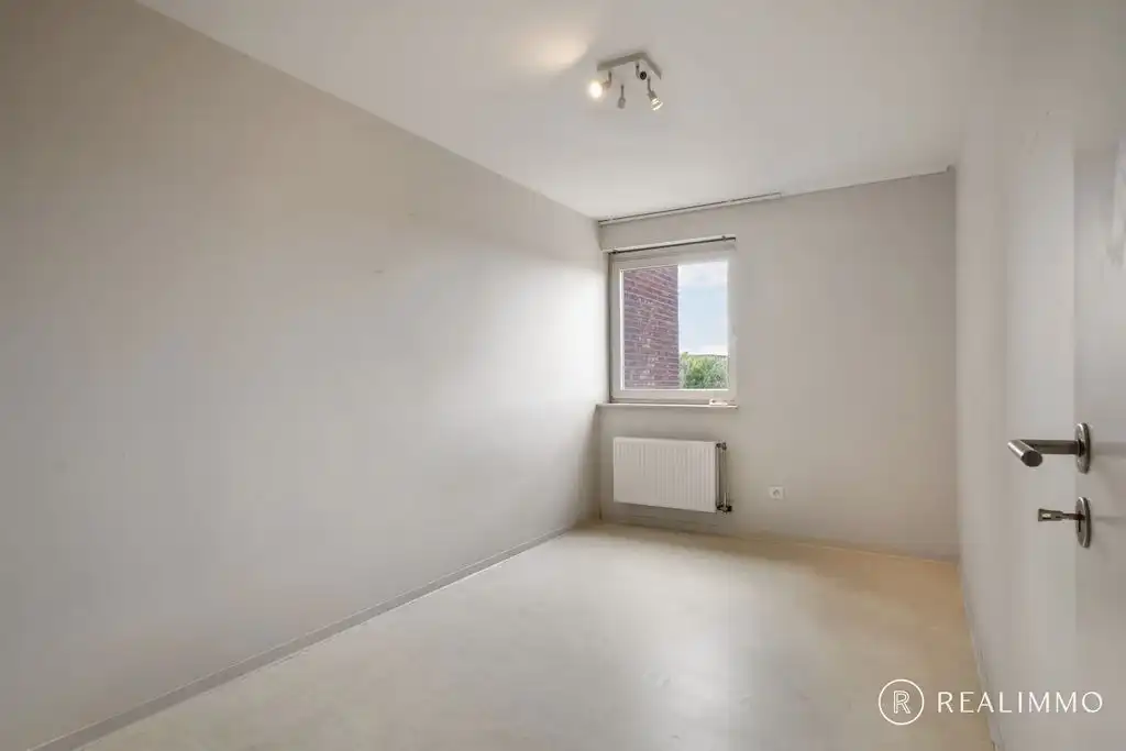 Recente halfopen bebouwing (2017) met tuin, terras en uitweg in rustige wijk foto 17