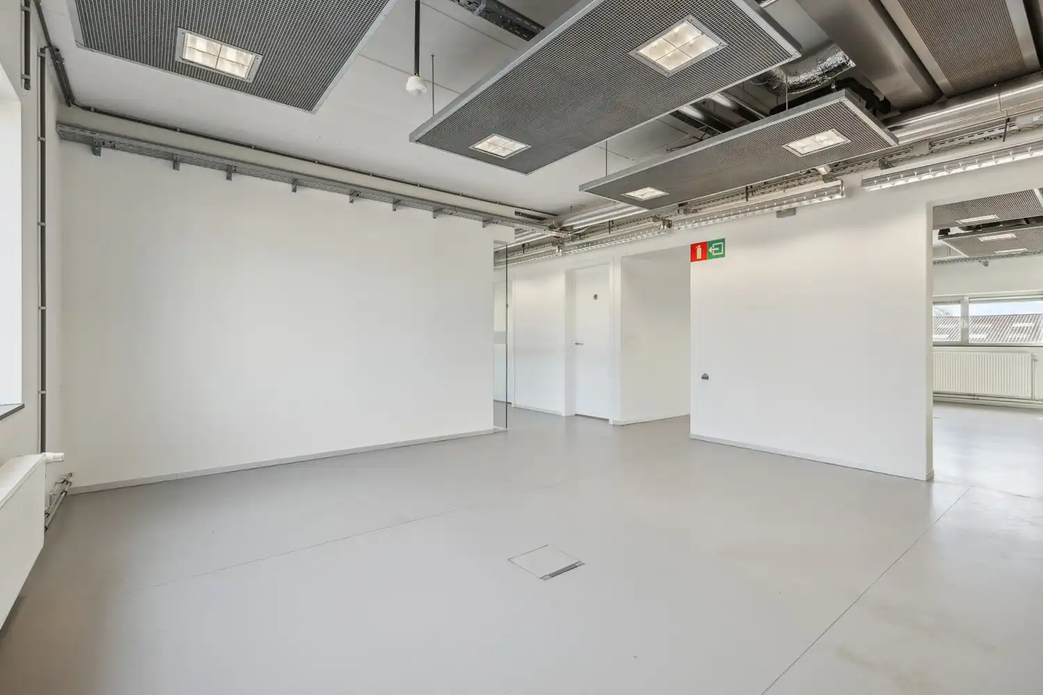 Veelzijdig kantoorgebouw met ruime parking op 2433 m² foto 29
