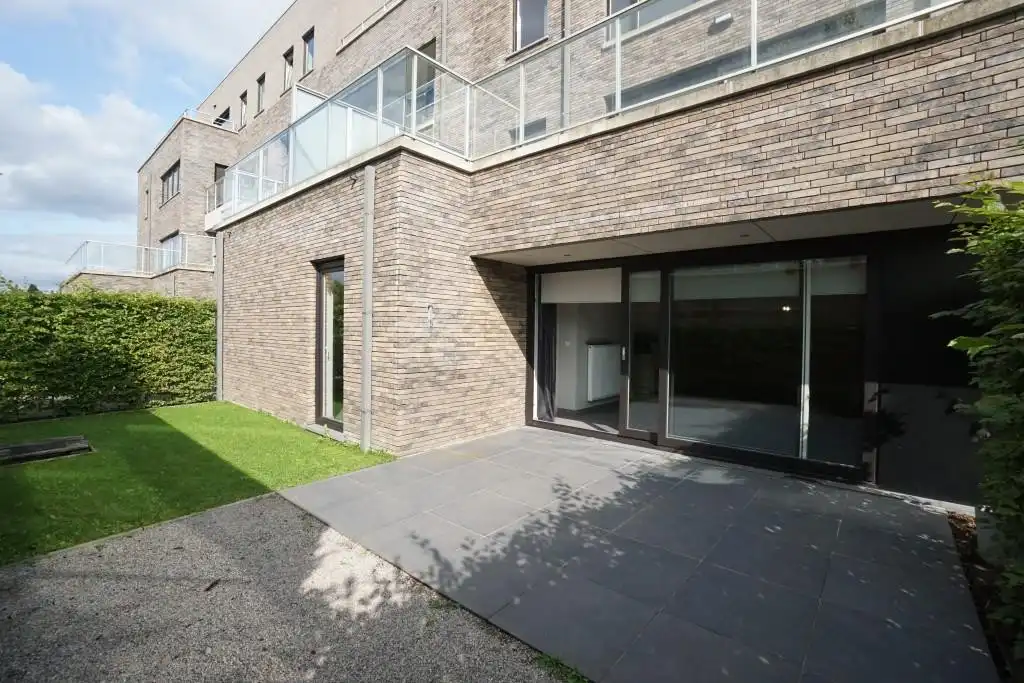 Zonnig gelijkvloersappartement met tuin en autostaanplaats in Zwijnaarde. foto {{pictureIndex}}