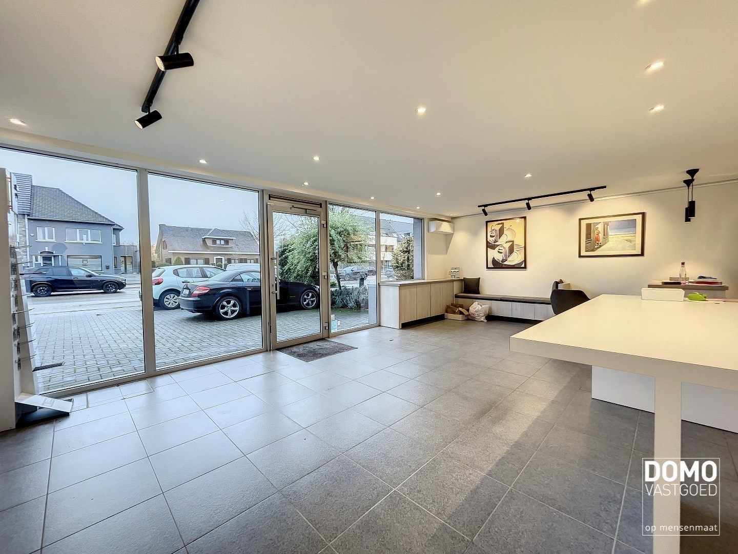 Commercieel gelegen handelspand met inclusief bovenliggend appartement te Kermt. foto 22