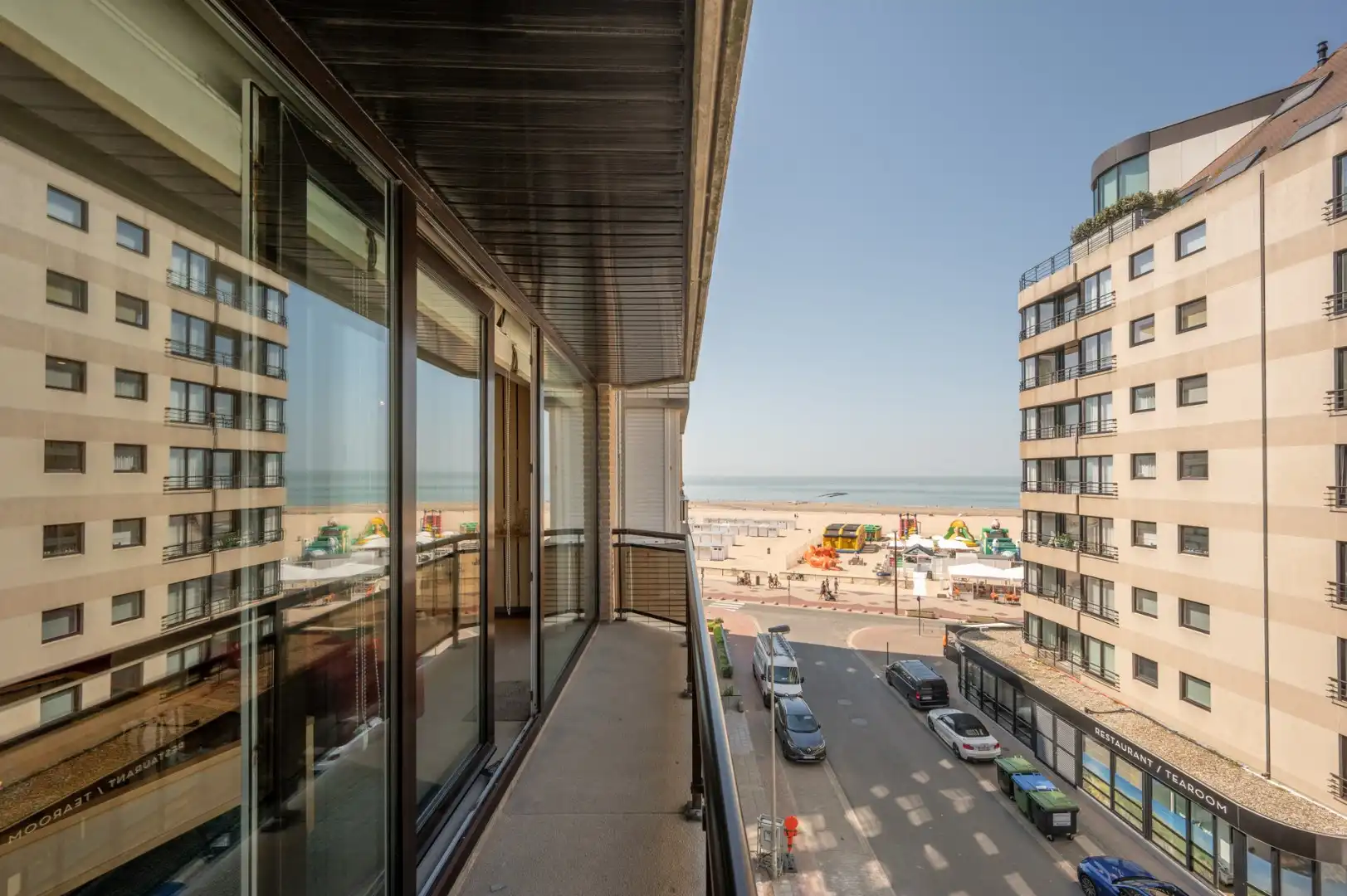 Ruim en breed appartement met goed zijdelings zeezicht foto 17