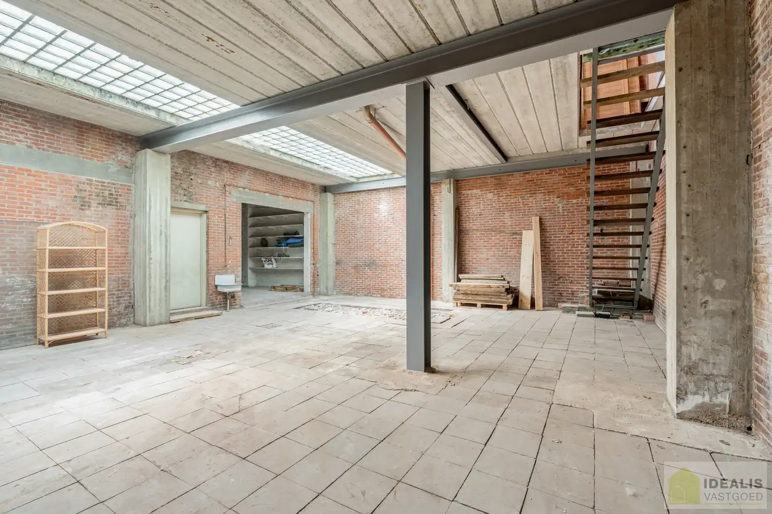 Ruim opgezet, klassevol en naar wens af te werken/ in te richten pand met winkel/kantoorruimte én uiterst ruim appartement met maar liefst 4 slaapkamers foto 10