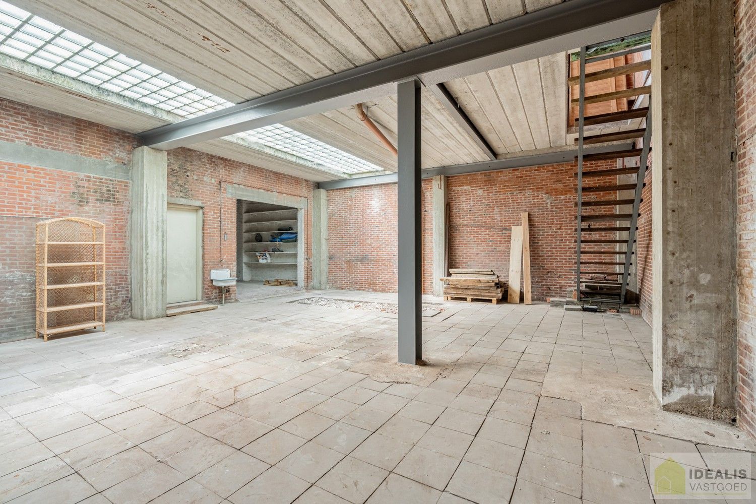 Ruim opgezet, klassevol en naar wens af te werken/ in te richten pand met winkel/kantoorruimte én uiterst ruim appartement met maar liefst 4 slaapkamers foto 10