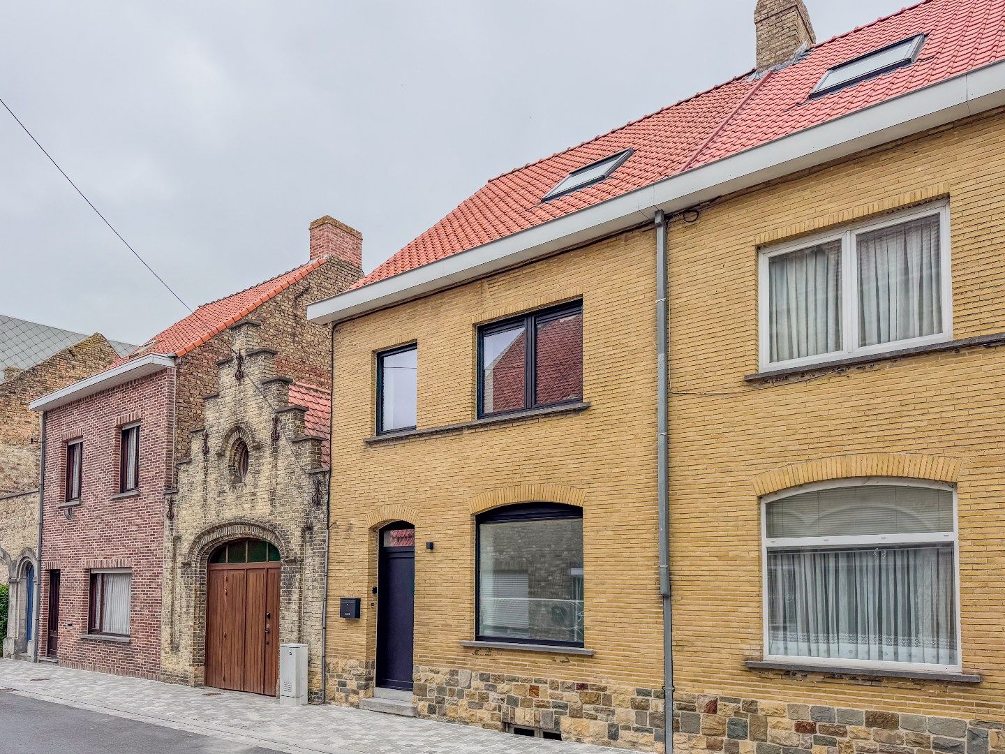 Gerenoveerde woning met 3 slaapkamers en gezellig stadstuintje. foto {{pictureIndex}}