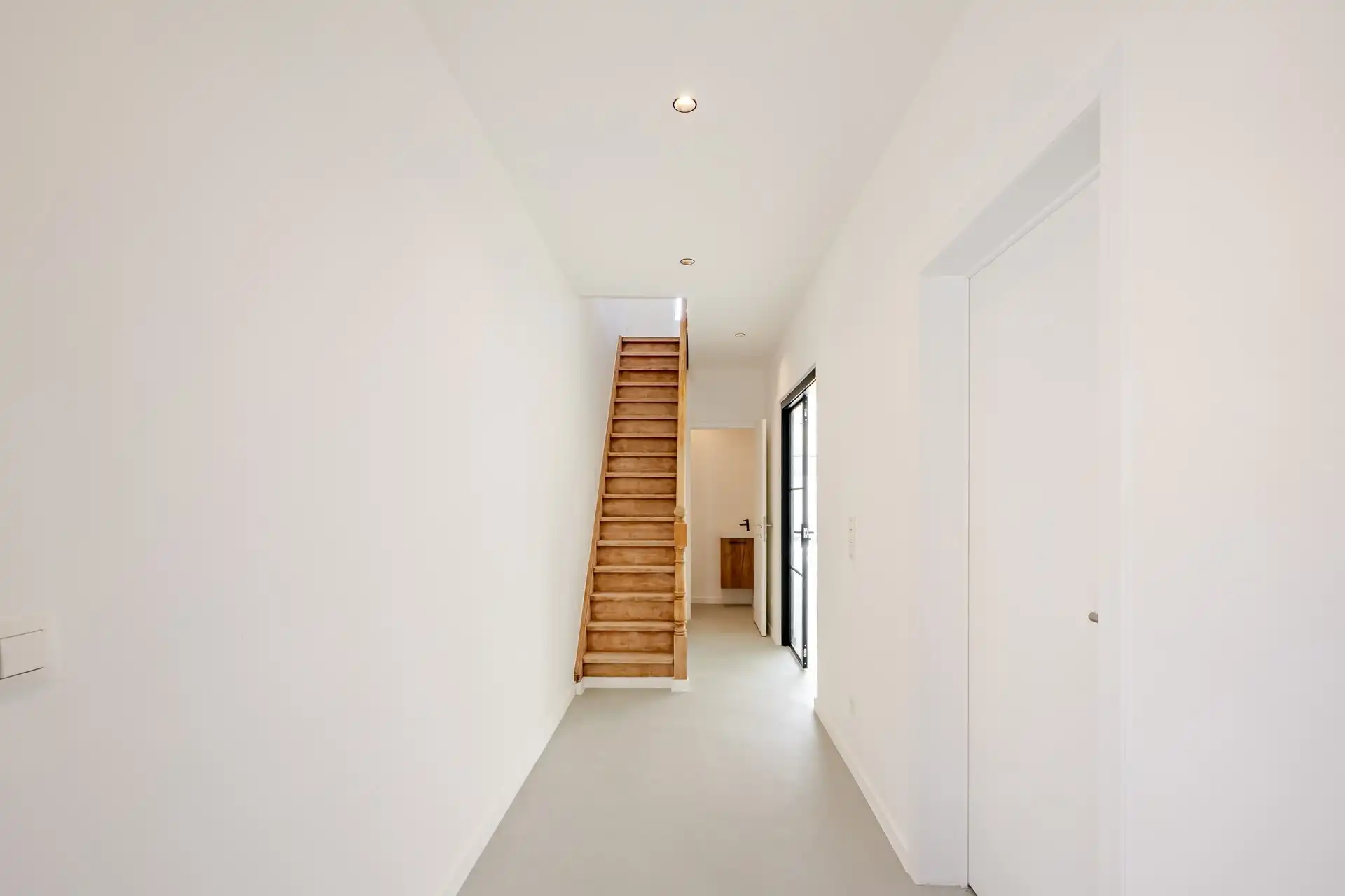 Top gerenoveerde woning met 2 slks en terras foto 2