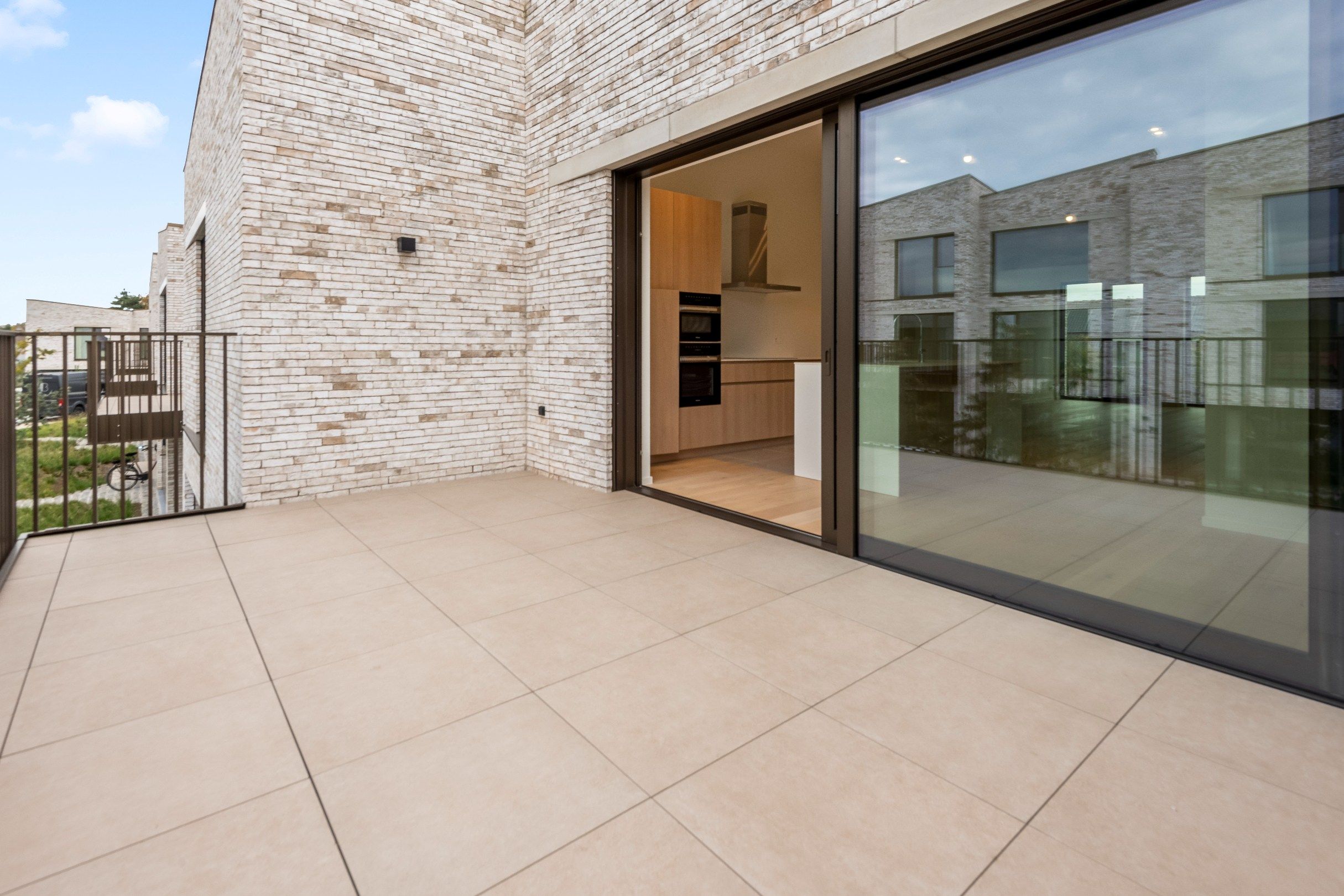 Moderne nieuwbouwwoning met ruime terrassen en ondergrondse dubbele garagebox foto 9