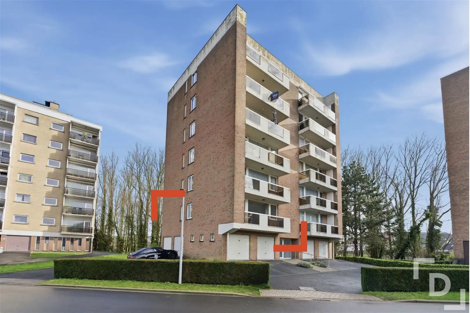 Hoofdfoto van de publicatie: Ruim appartement met 3 slaapkamers en garage te koop in de groene omgeving van Ieper.