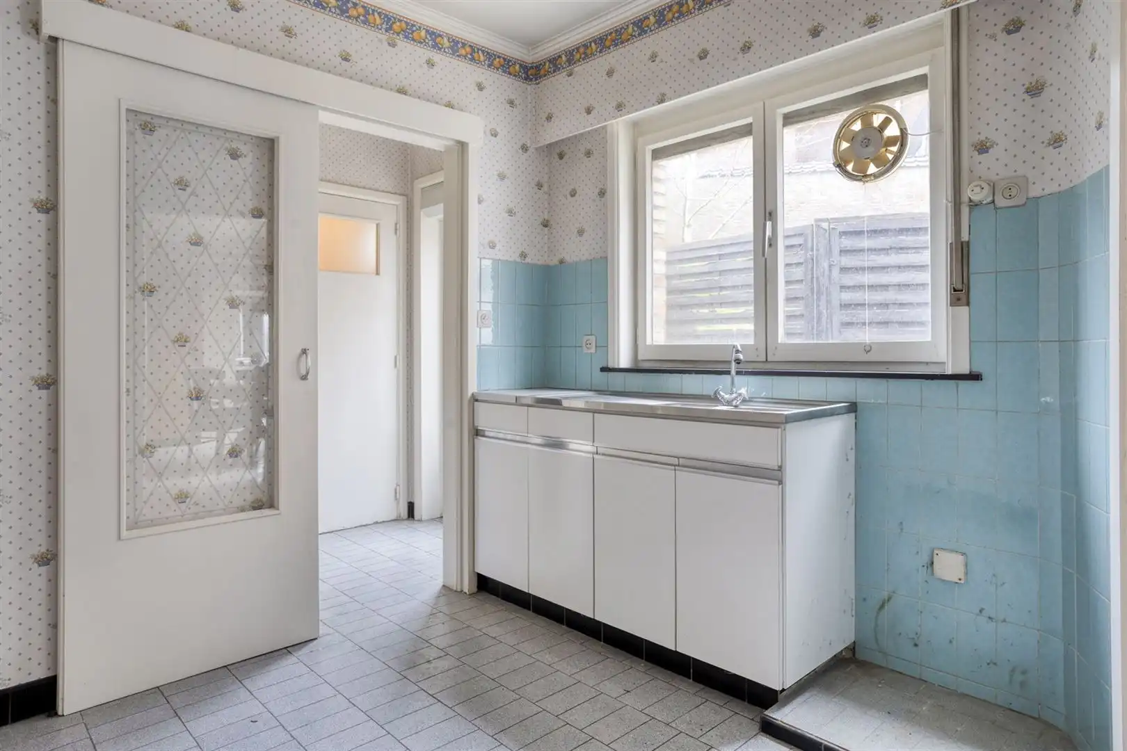 Te renoveren woning gelegen aan het plein in Kaprijke ! foto 5