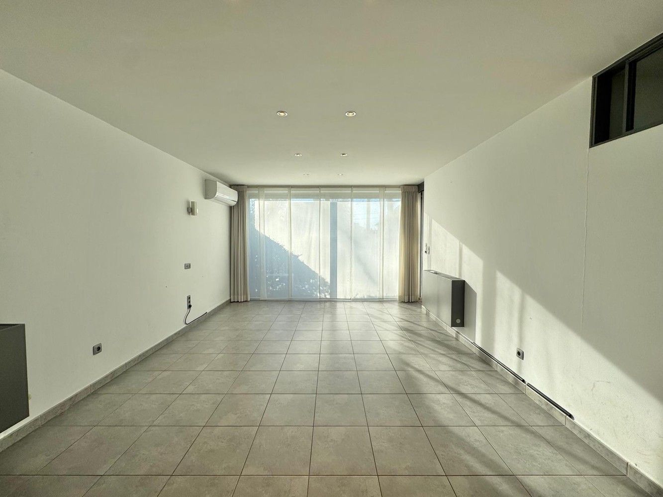 INSTAPKLAAR GELIJKVLOERS APPARTEMENT MET TERRAS foto 3