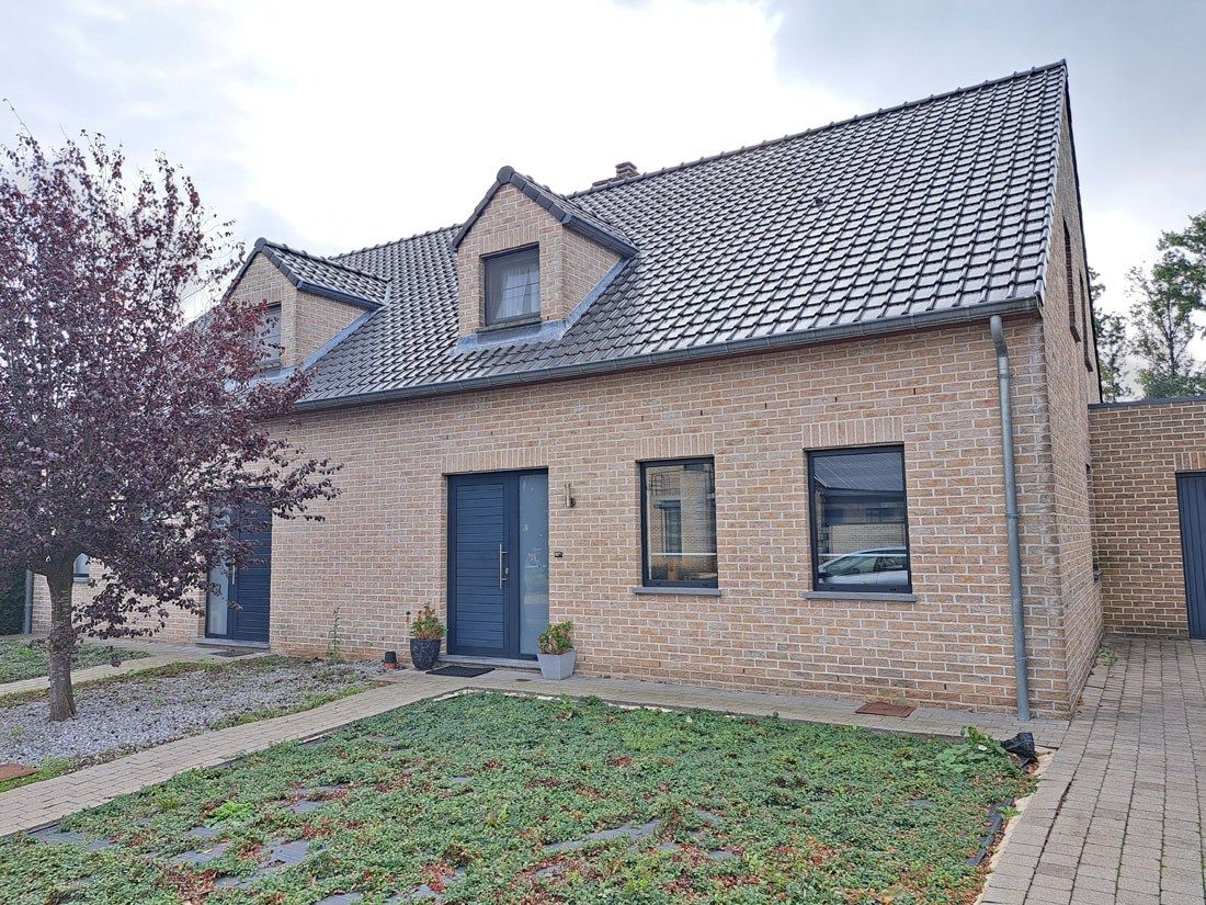 Eigentijdse driegevelwoning te Oudsbergen foto {{pictureIndex}}