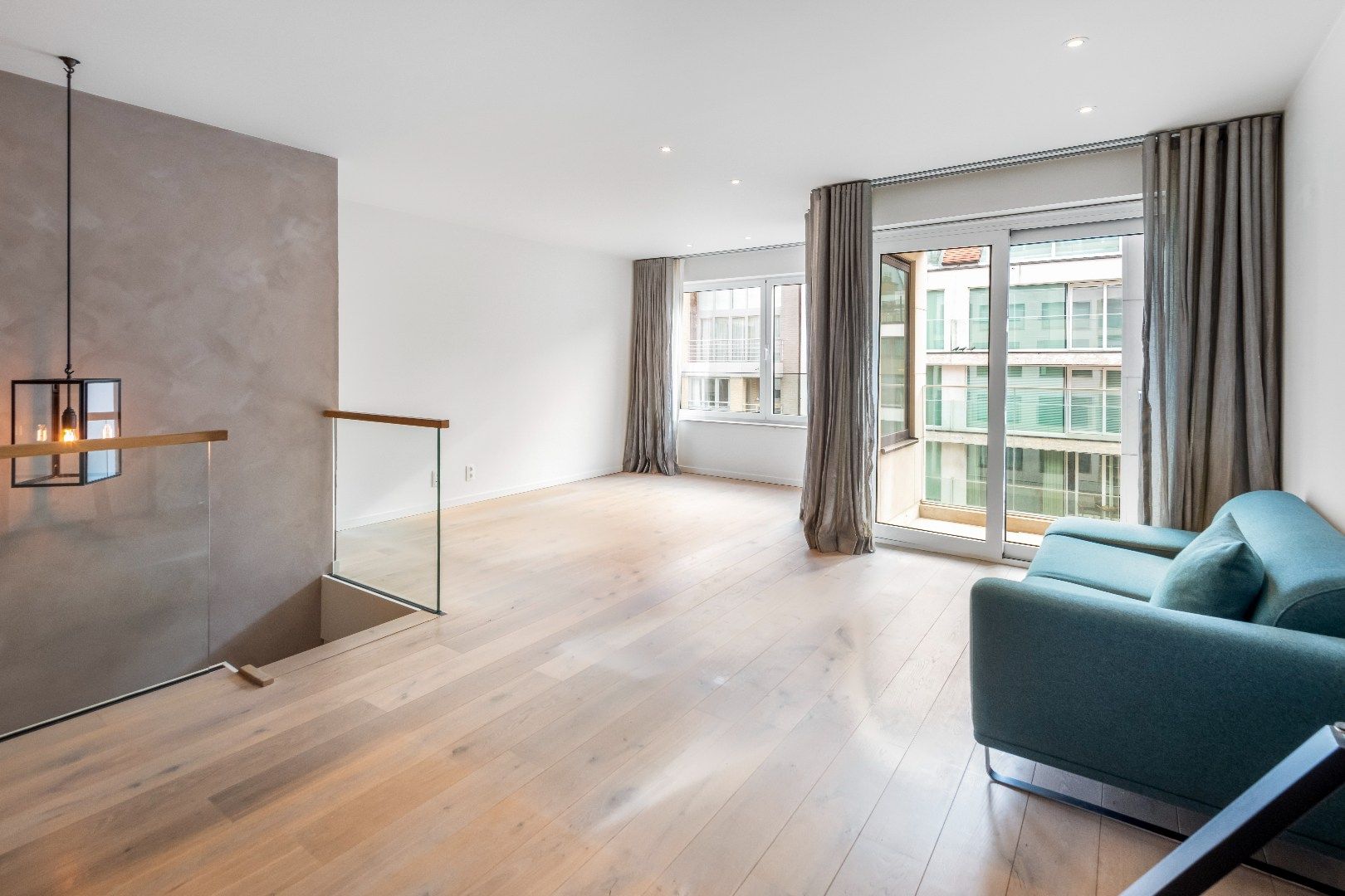Ruim woonappartement gelegen op wandelafstand van de Zeedijk en het centrum van Knokke. Aankoop inpandige box mogelijk. foto {{pictureIndex}}