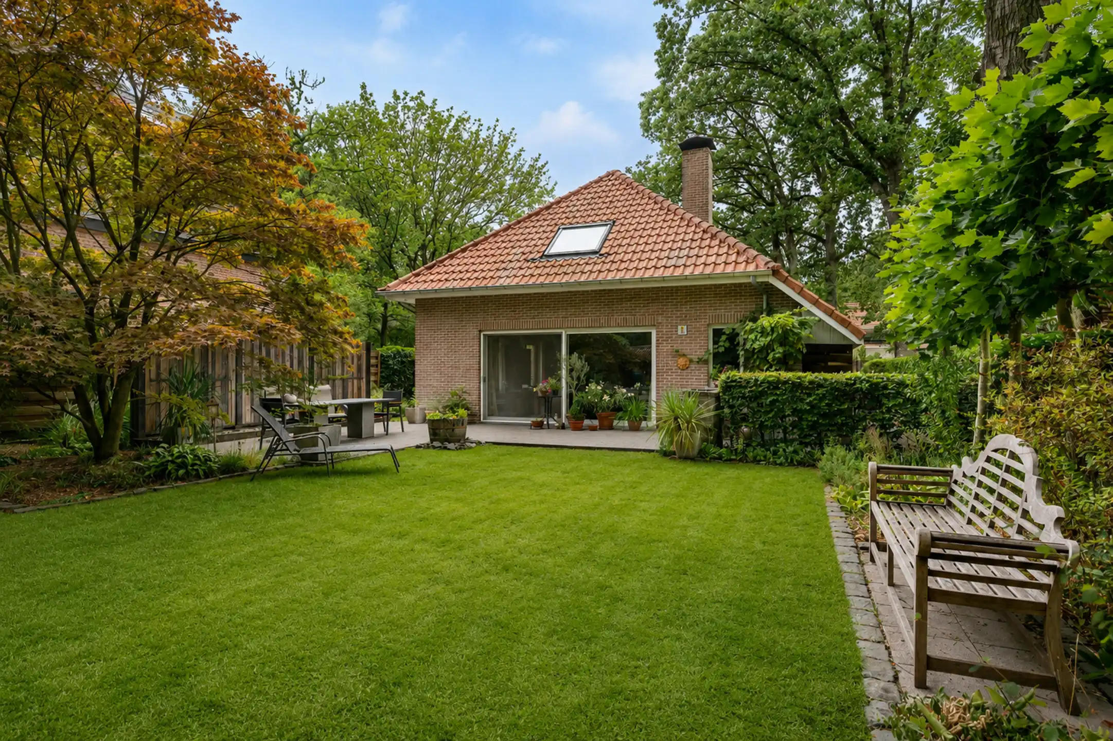 Ruime gezinswoning met 4 slaapkamers, 2 badkamers en zonnige tuin  foto 2