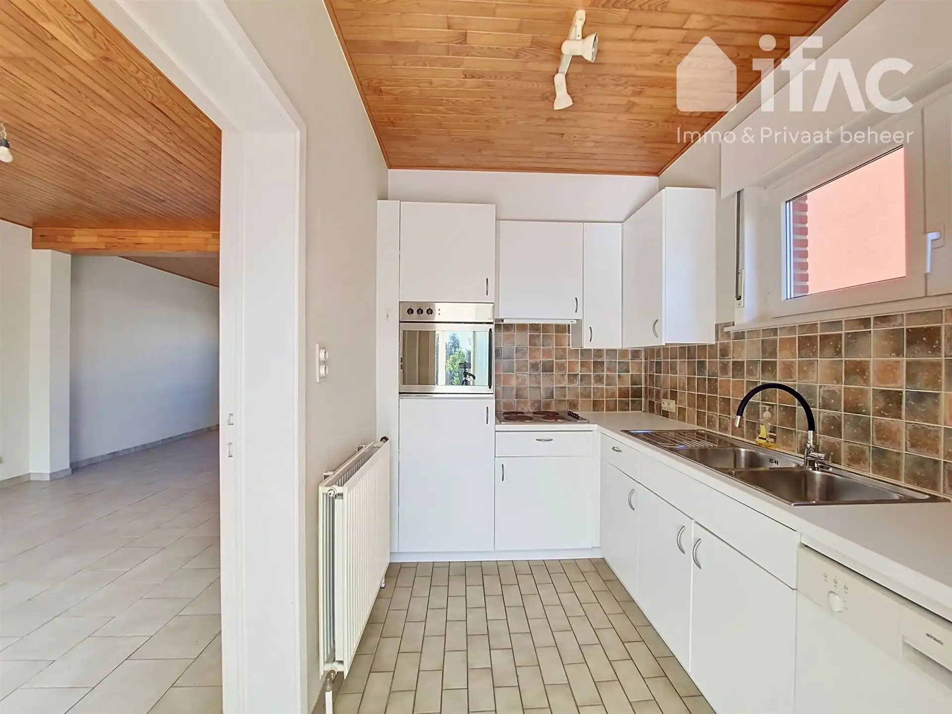 Mooi 3-gevel woning in centrum met parking&garage op 4a70ca foto 9
