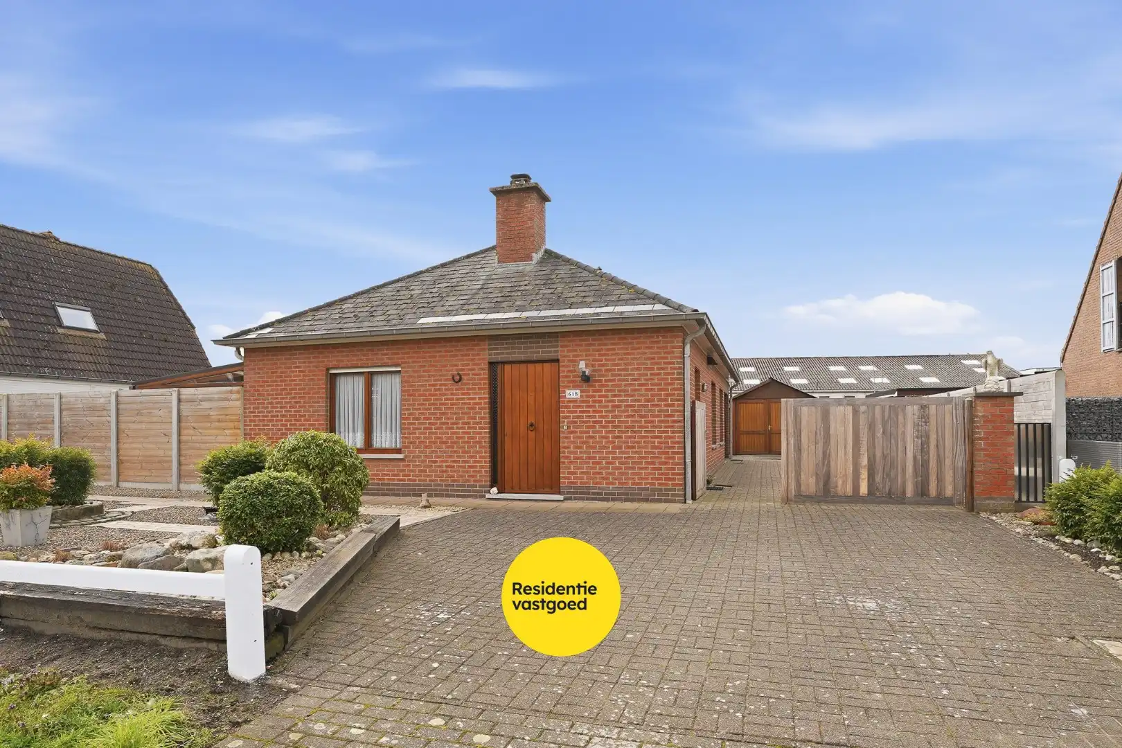 Hoofdfoto van de publicatie: Alleenstaande bungalow met garage en tuin  op 684 m²