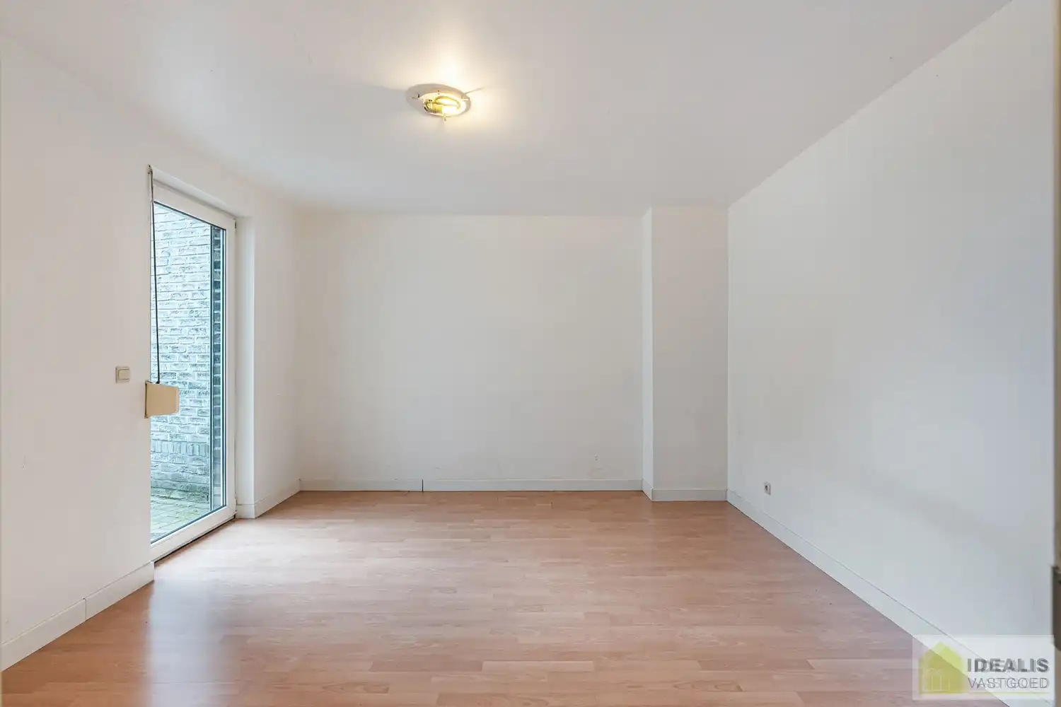 IDEALIS VASTGOED – INSTAPKLAAR GELIJKVLOERS APPARTEMENT MET LICHTRIJKE LEEFRUIMTE,  RUIME OPEN KEUKEN, BADKAMER, SLAAPKAMER EN AUTOSTAANPLAATS OP EEN GUNSTIGE LOCATIE NABIJ HET CENTRUM VAN PELT! foto 9