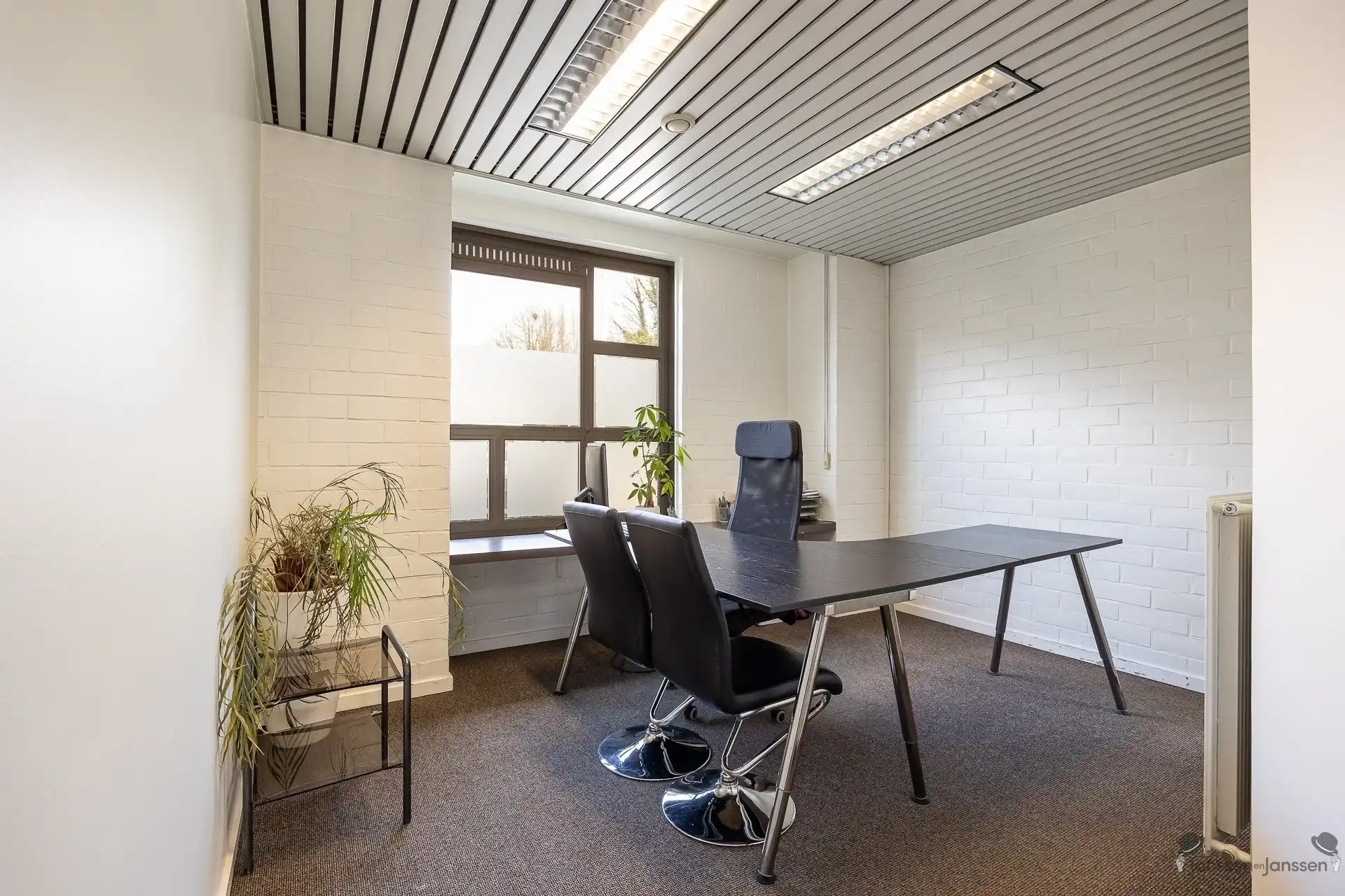 Centraal gelegen handelspand met ruime parking foto 7