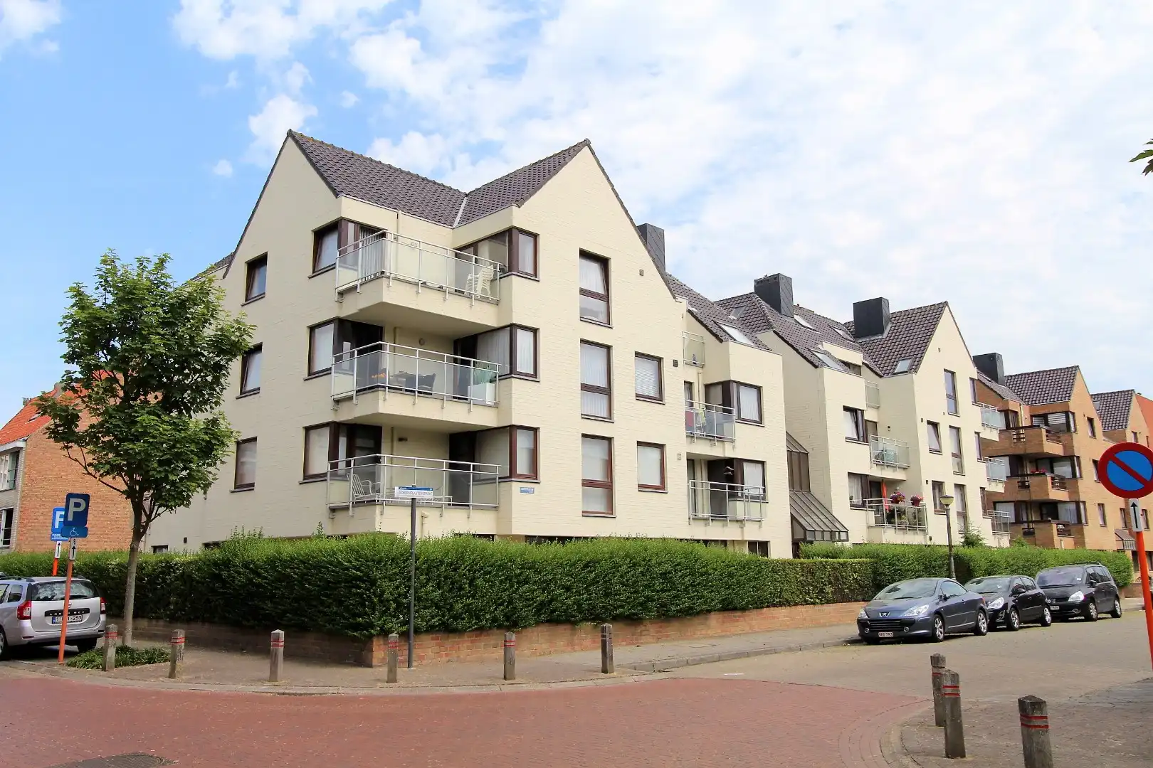 Ruim duplex appartement met 4 slaapkamers, garage en energielabel C in Oostende, bouwjaar 1989 foto {{pictureIndex}}