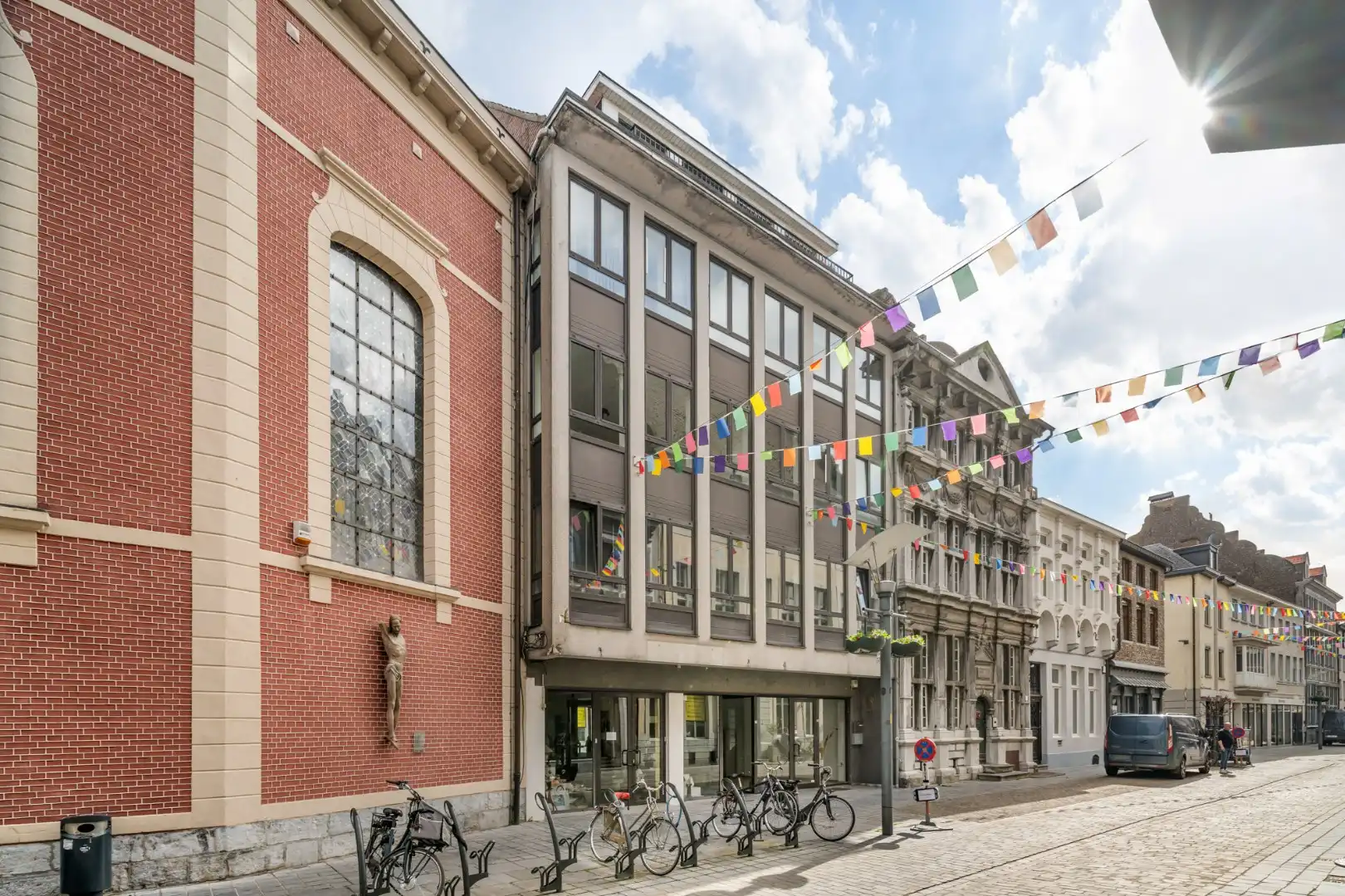 Stijlvol gerenoveerd appartement met moderne uitstraling in het centrum van Maaseik!  foto 31