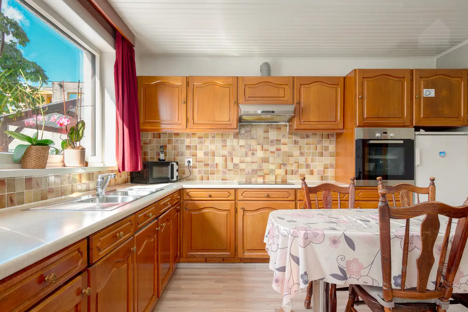 Charmante woning met 6 slaapkamers, garage en gezellige tuin op 695 m² foto 3