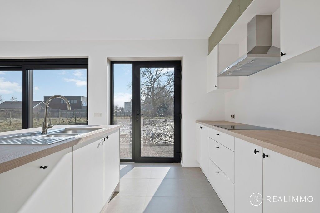 Halfopen nieuwbouwwoning met grote tuin in landelijke stijl in Kerkhove foto 7