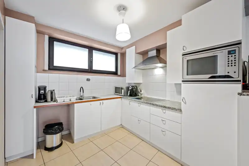 Roeselare : Instapklare  duplex appartement met 1 slaapkamer (kan opgesplitst worden )  woonopp. 103 m² met ruim terras nabij centrum + zolder foto 4