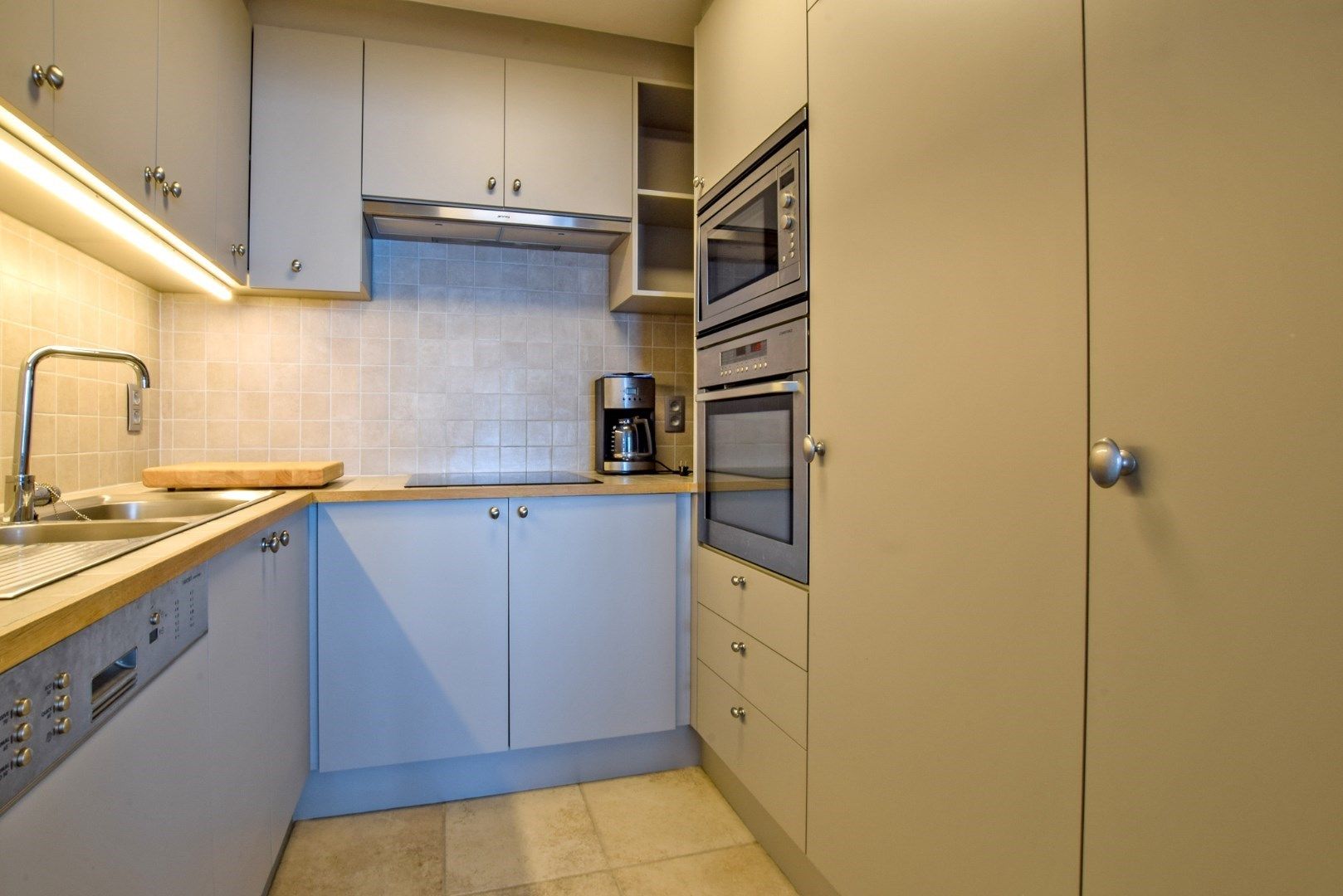 INSTAPKLAAR appartement (88m²) met FRONTAAL ZEEZICHT en 2/3 slaapkamer op de zeedijk te Koksijde-Bad. foto 3