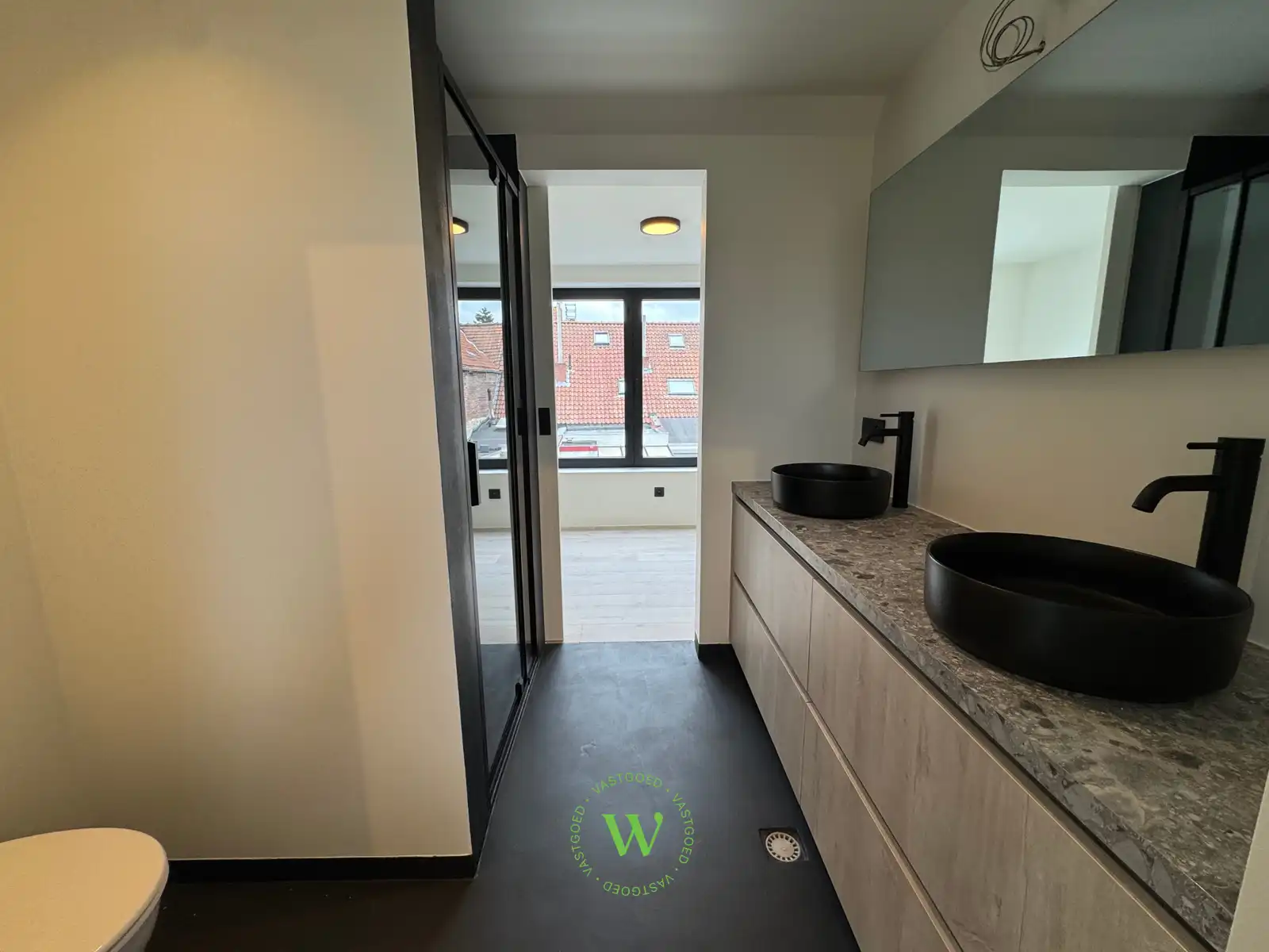 Volledig gerenoveerde woning met zonnige buitenruimte. foto 13