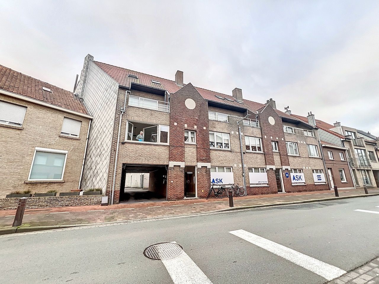 Mooie garagebox met afgesloten inrit in de Westkapellestraat te Heist foto {{pictureIndex}}