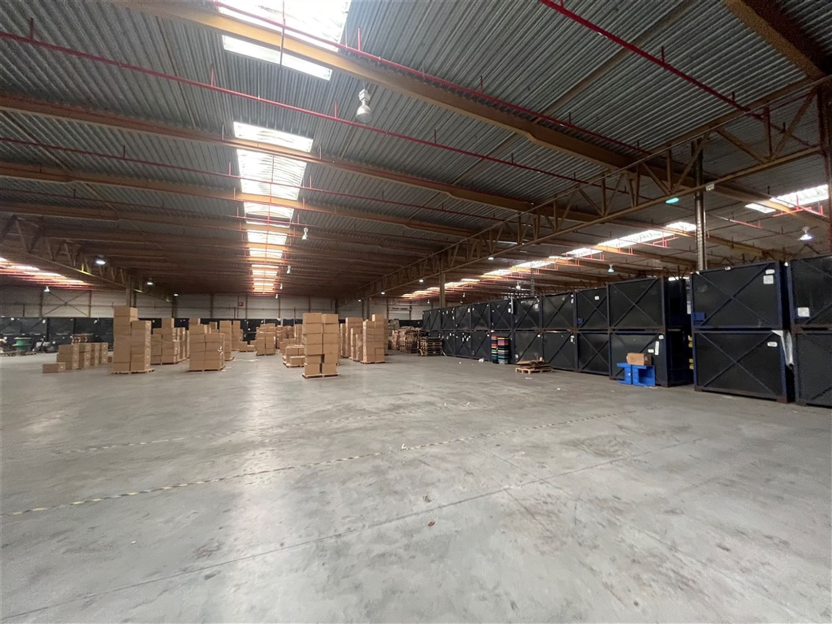 Magazijn met laad- en loskades en ruime parking foto 8