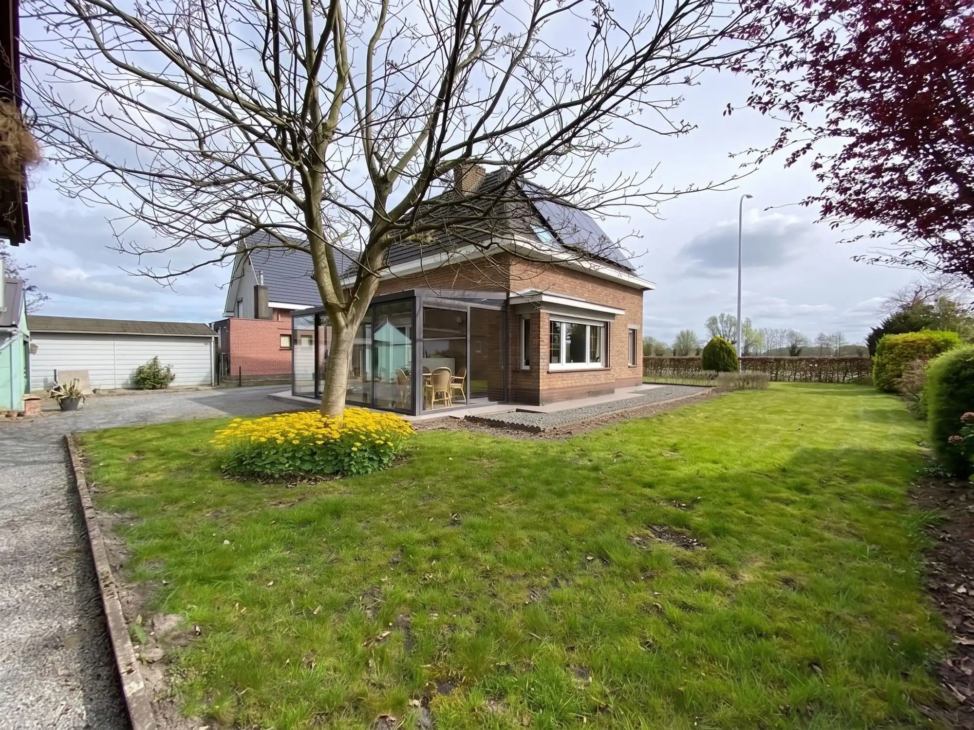 Charmante open bebouwing met 3 slaapkamers, grote garage en zonnepanelen foto 23