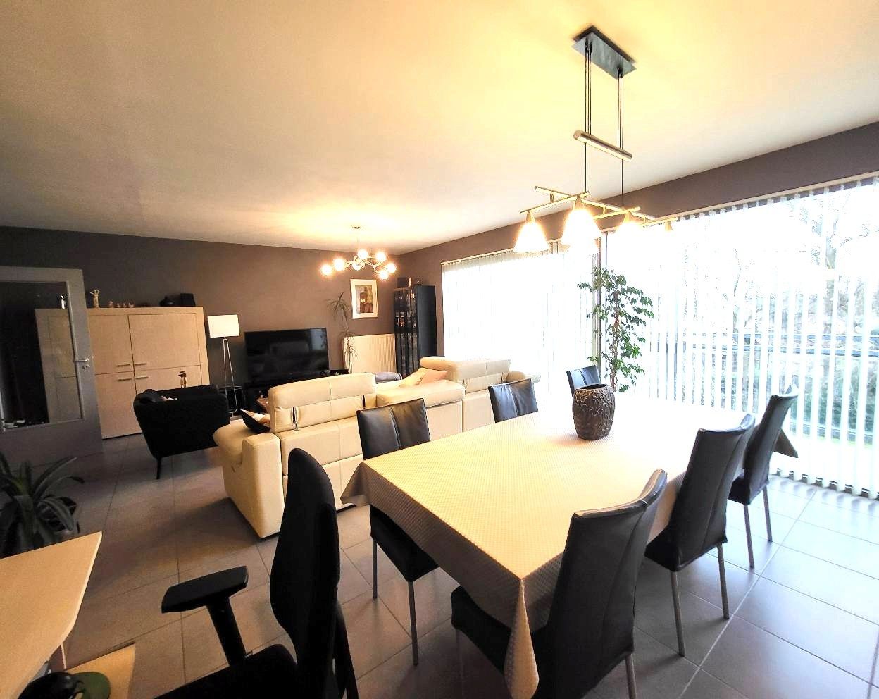 Schitterend appartement (3de verdieping) met ruim terras....buiten stadscentrum. foto 12