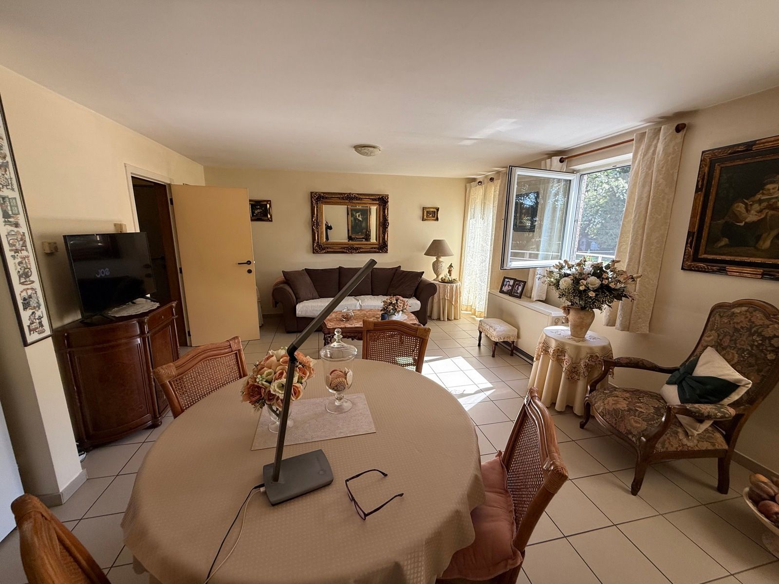 Instapklaar appartement met terras op toplocatie in Genk foto 3