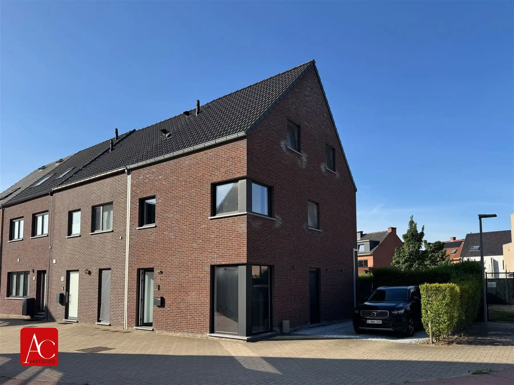 Ruime gezinswoning met 4 slaapkamers en garage foto {{pictureIndex}}