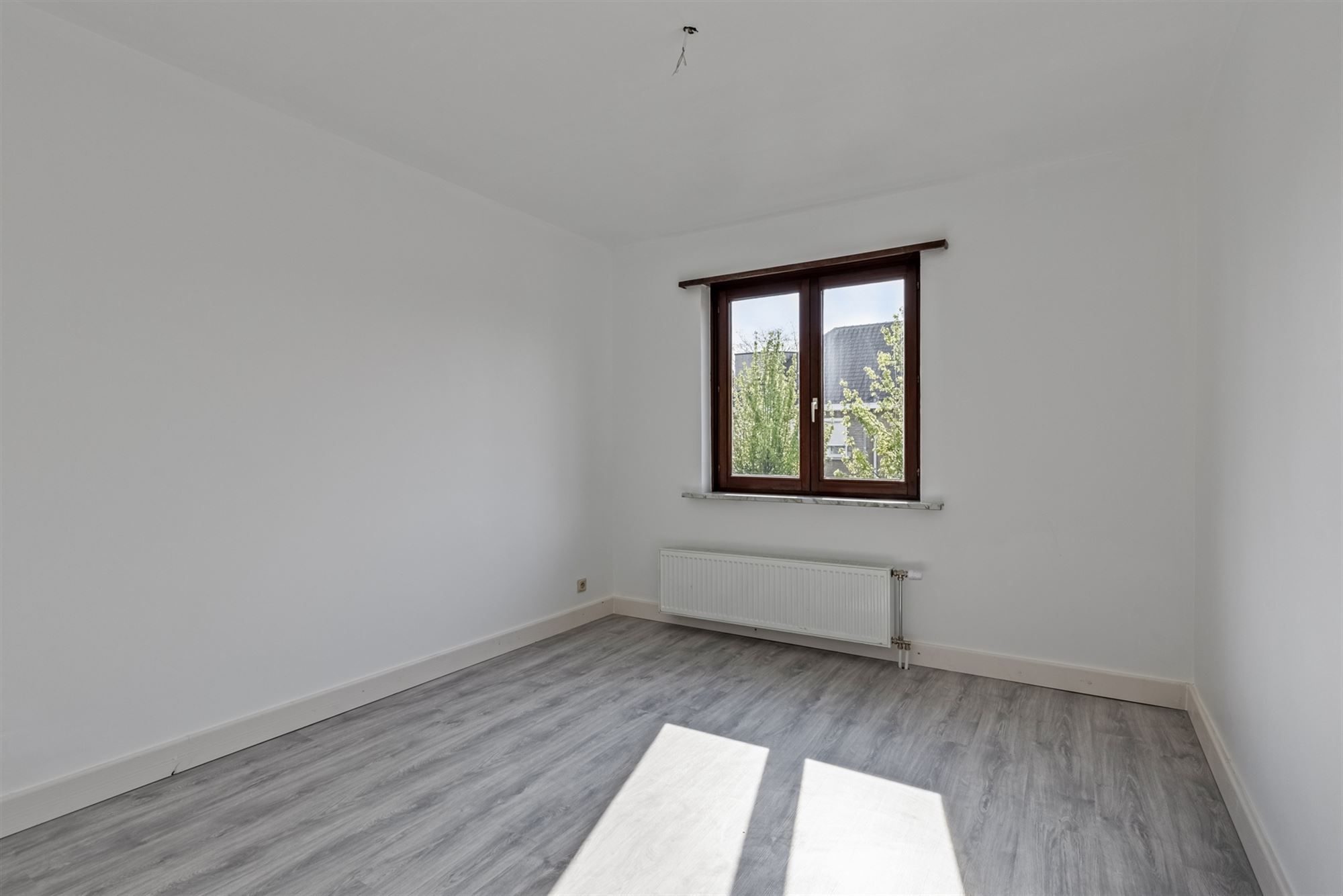 Half open bebouwing met 4 slaapkamers, tuin en garage. foto 12
