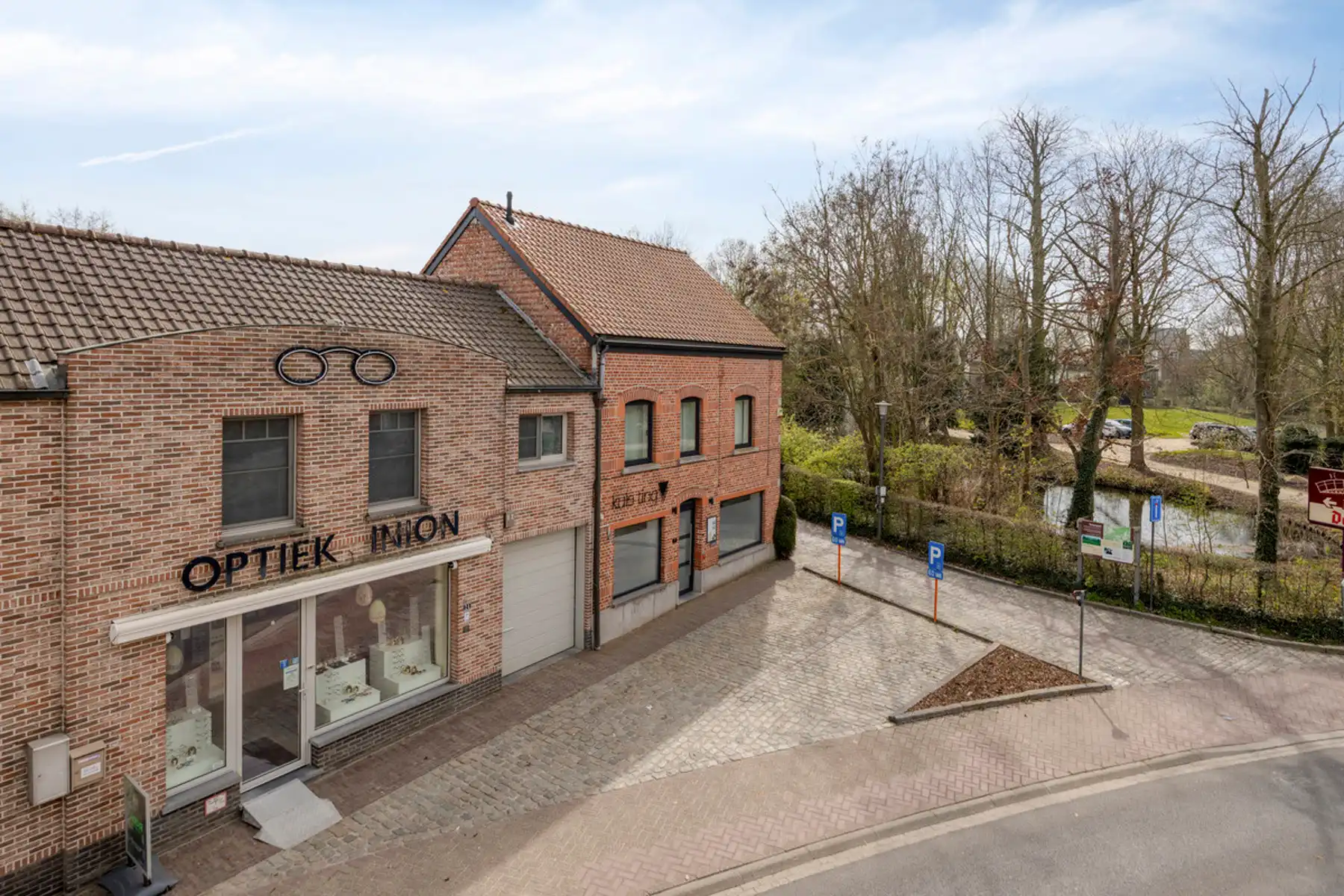 Instapklare, energiezuinige woning met commerciële mogelijkheden op topligging in Merchtem! foto {{pictureIndex}}