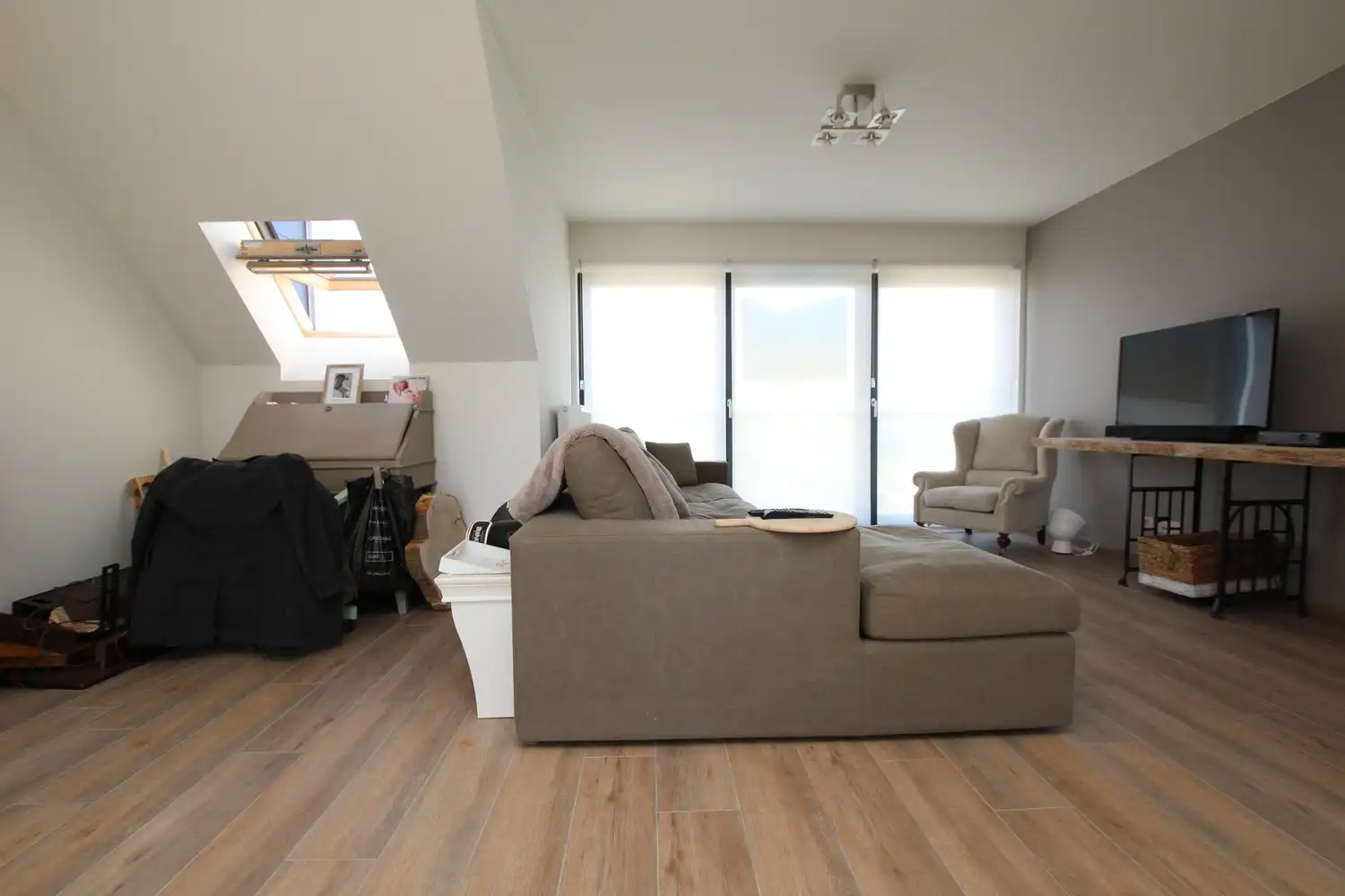Recent appartement met lift en ruim terras op de tweede verdieping op centrale locatie in Wijnegem! foto 3