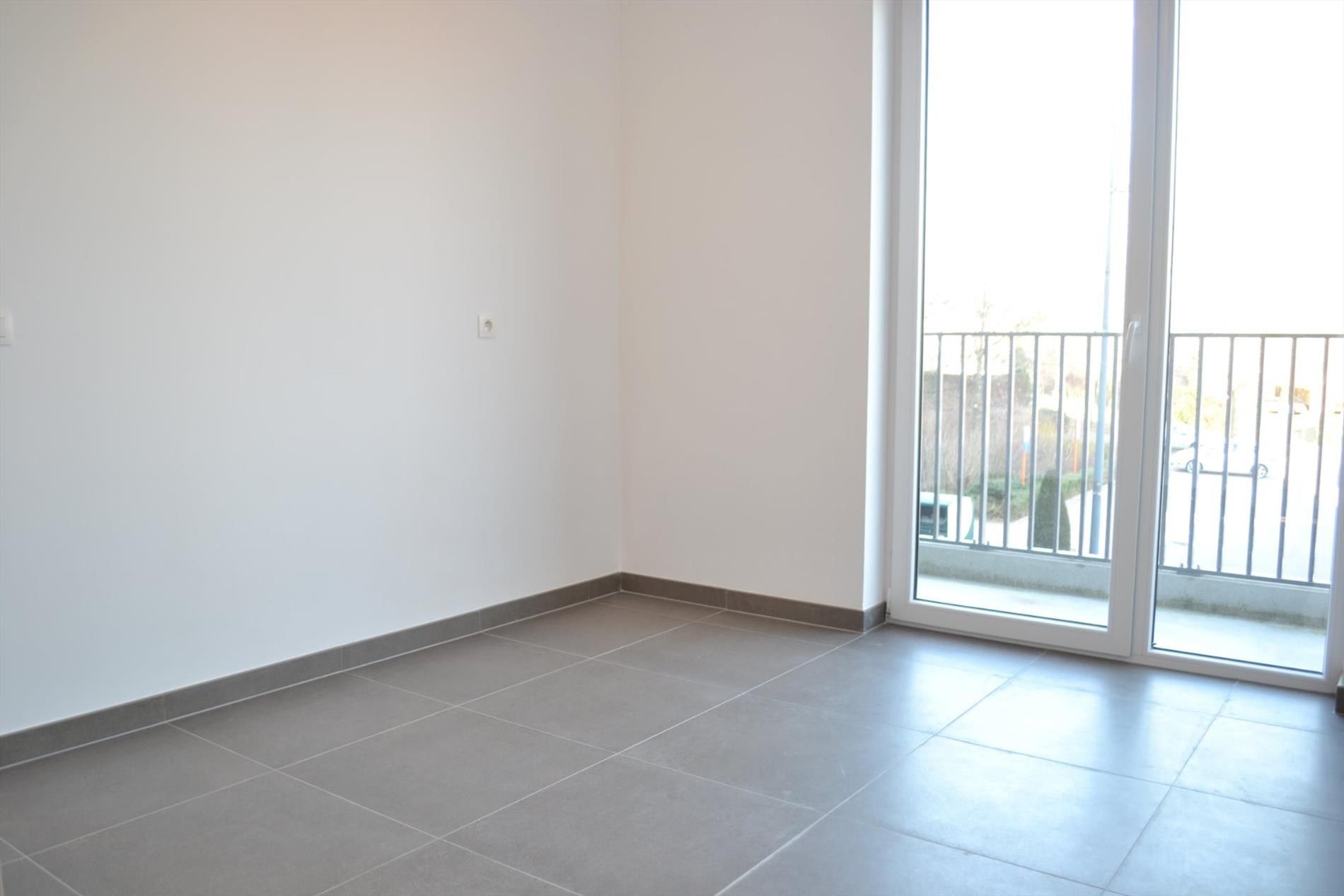 Recent appartement met 2 slaapkamers, 2 terrassen en garagebox te huur in Gullegem foto 10
