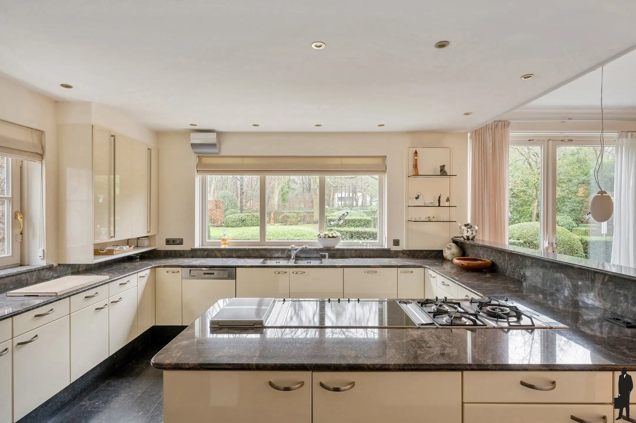 Op absolute toplocatie gelegen villa! foto 8