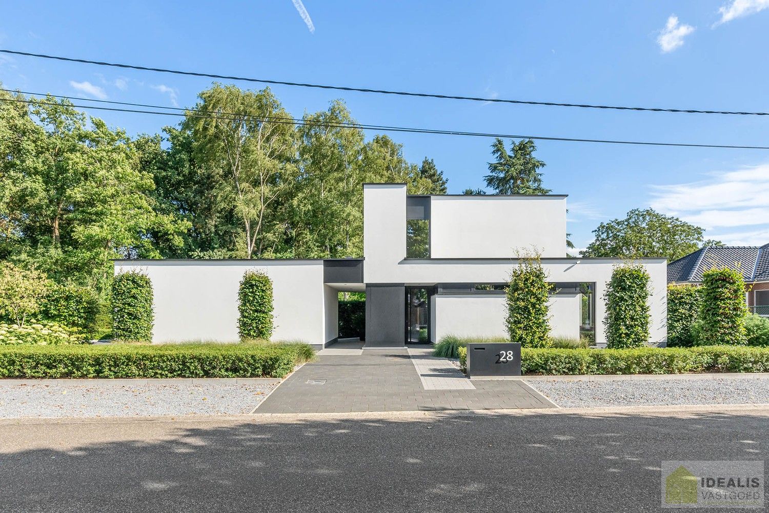 PRACHTIGE, PERFECT ONDERHOUDEN EN MODERN OPGETROKKEN WONING MET EEN HEERLIJK LICHTRIJKE WOONKAMER MET OPEN KEUKEN, 3 SLAAPKAMERS, 2 BADKAMERS VOORZIEN VAN ALLE COMFORT foto 2