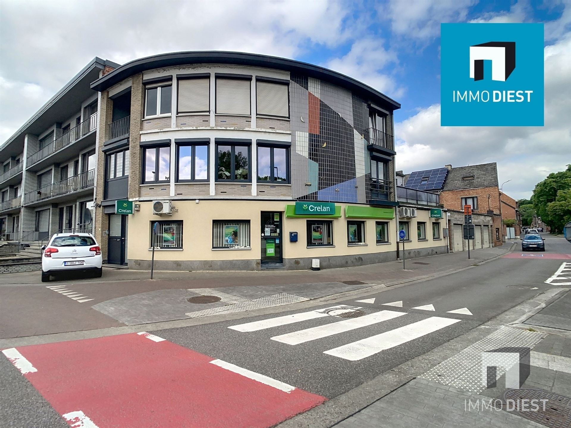 Gelijkvloers kantoorpand op strategische ligging  foto {{pictureIndex}}