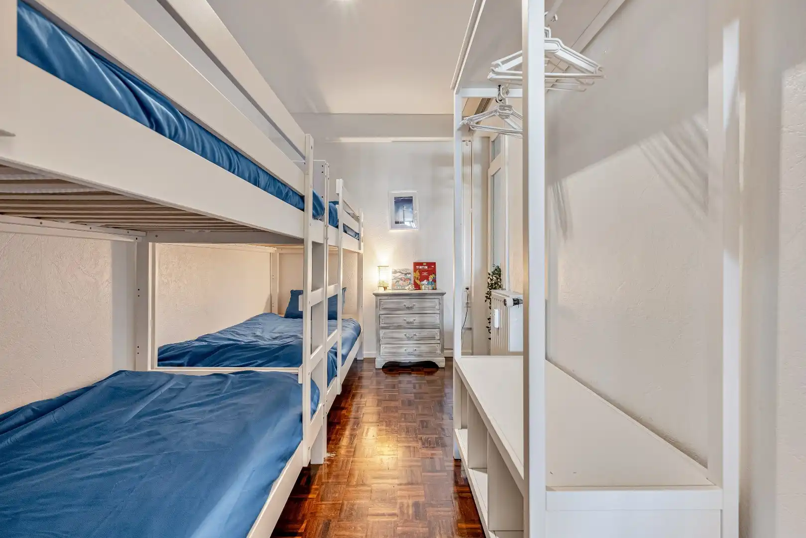 Ruim gerenoveerd 3 slaapkamer appartement met frontaal zeezicht op absolute toplocatie aan de Zeedijk in Blankenberge foto 9
