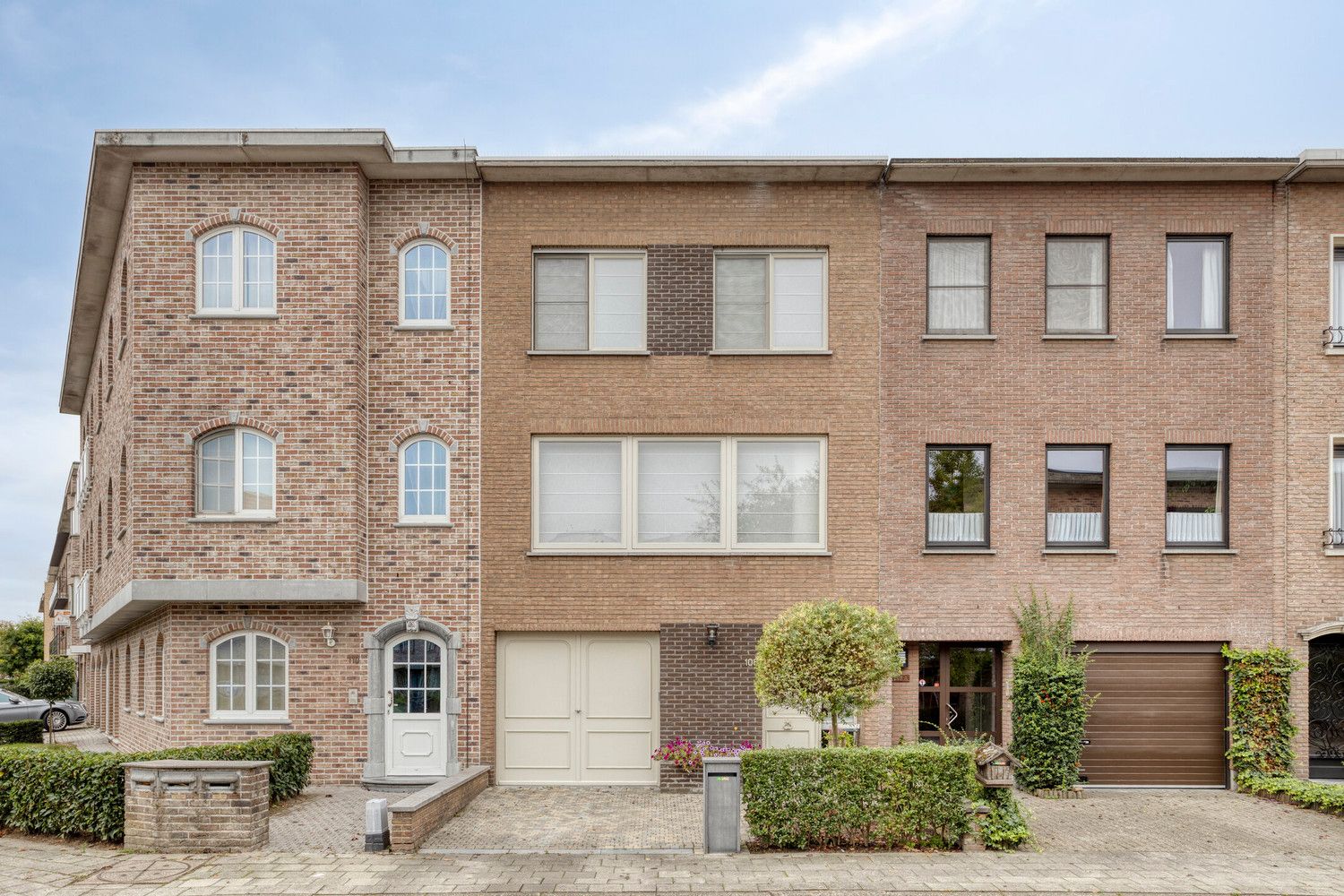 Mooie bel-étagewoning met 3 slks, garage, zomerkeuken en tuin! foto {{pictureIndex}}