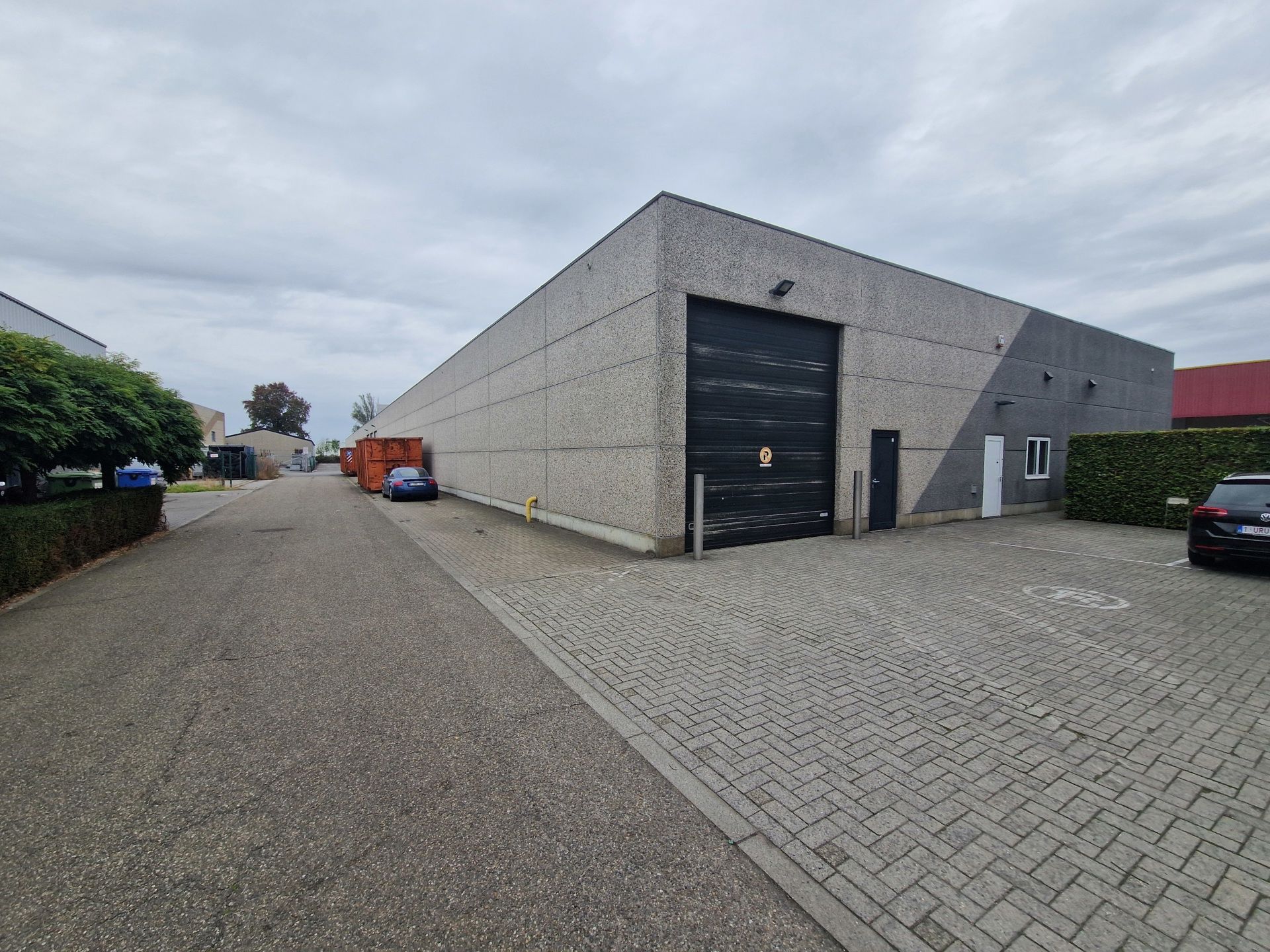 Magazijn met mezzanine te huur langs de Hinnenboomstraat 1c te Hoogstraten.  foto {{pictureIndex}}