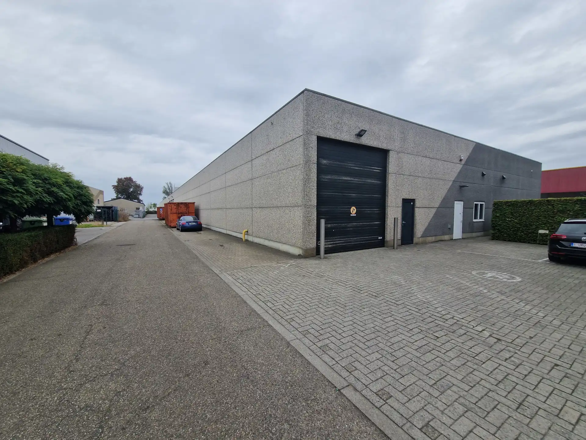 Magazijn met mezzanine te huur langs de Hinnenboomstraat 1c te Hoogstraten.  foto {{pictureIndex}}